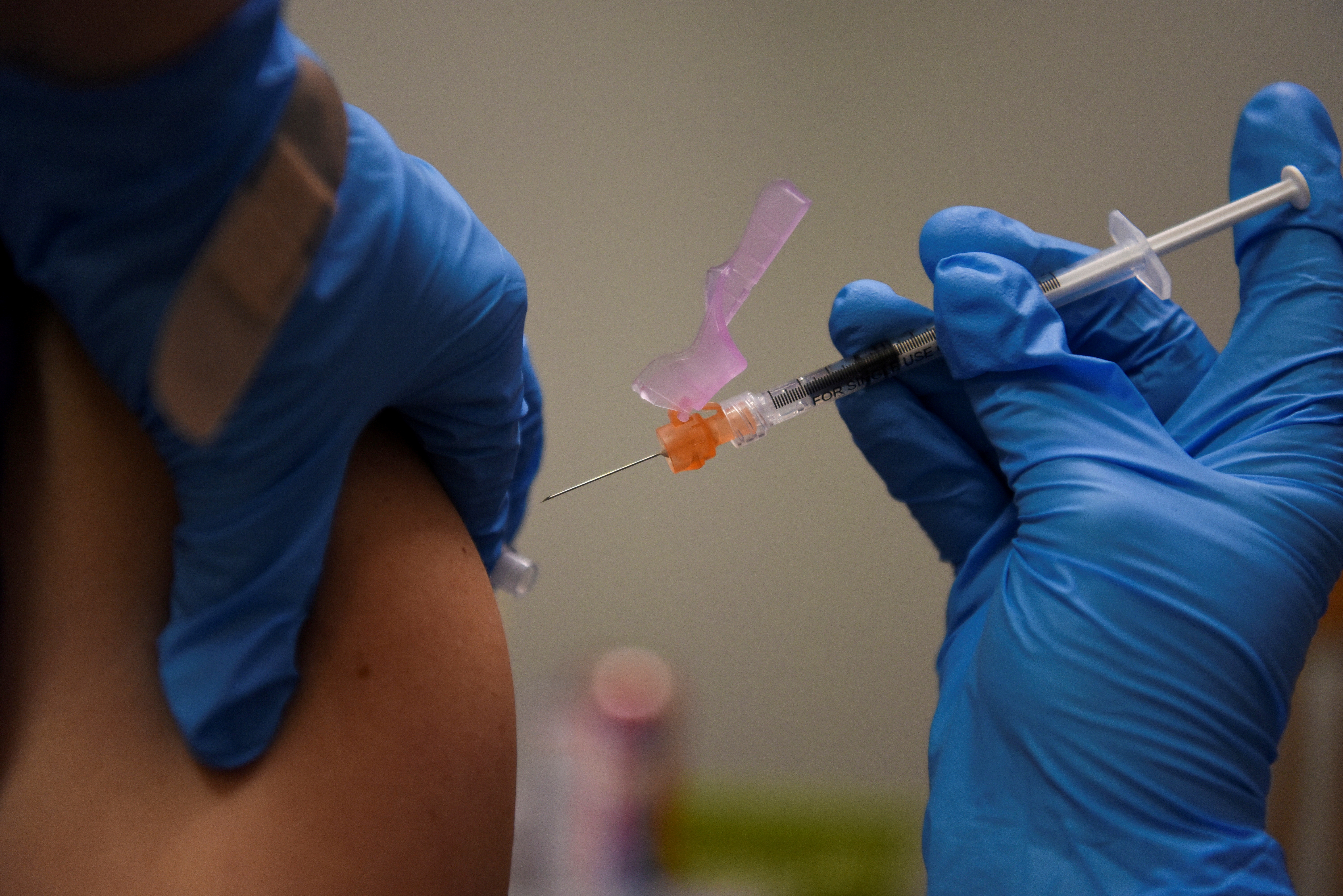 Una persona recibe una vacuna COVID-19 en Floyd's Family Pharmacy a medida que aumentan los casos de la enfermedad por coronavirus (COVID-19) en Ponchatoula, Louisiana, EE. UU., 5 de agosto de 2021.REUTERS / Callaghan O'Hare / File Photo