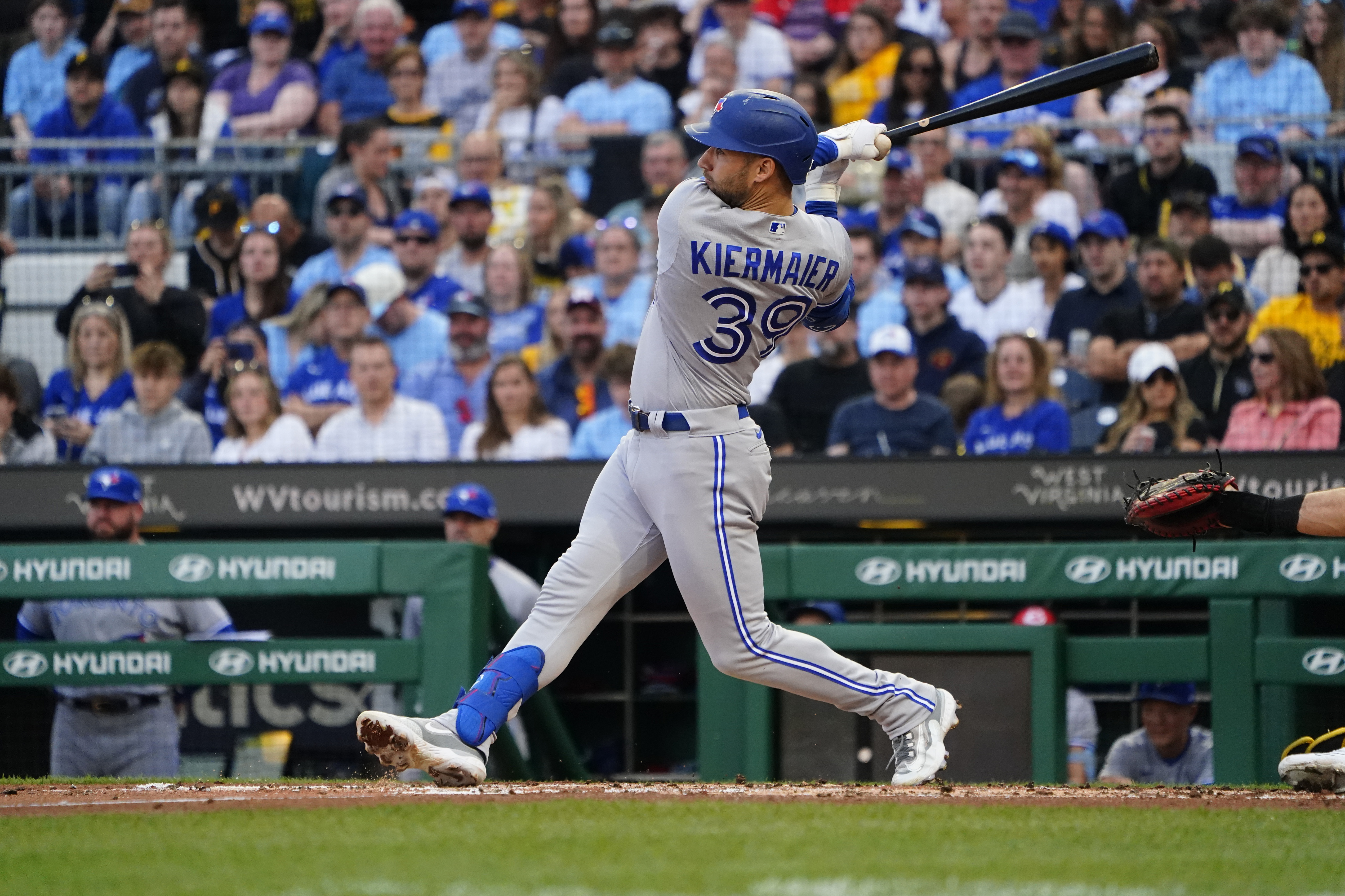 Toronto Blue Jays' Daulton Varsho (25) and Kevin Kiermaier (39