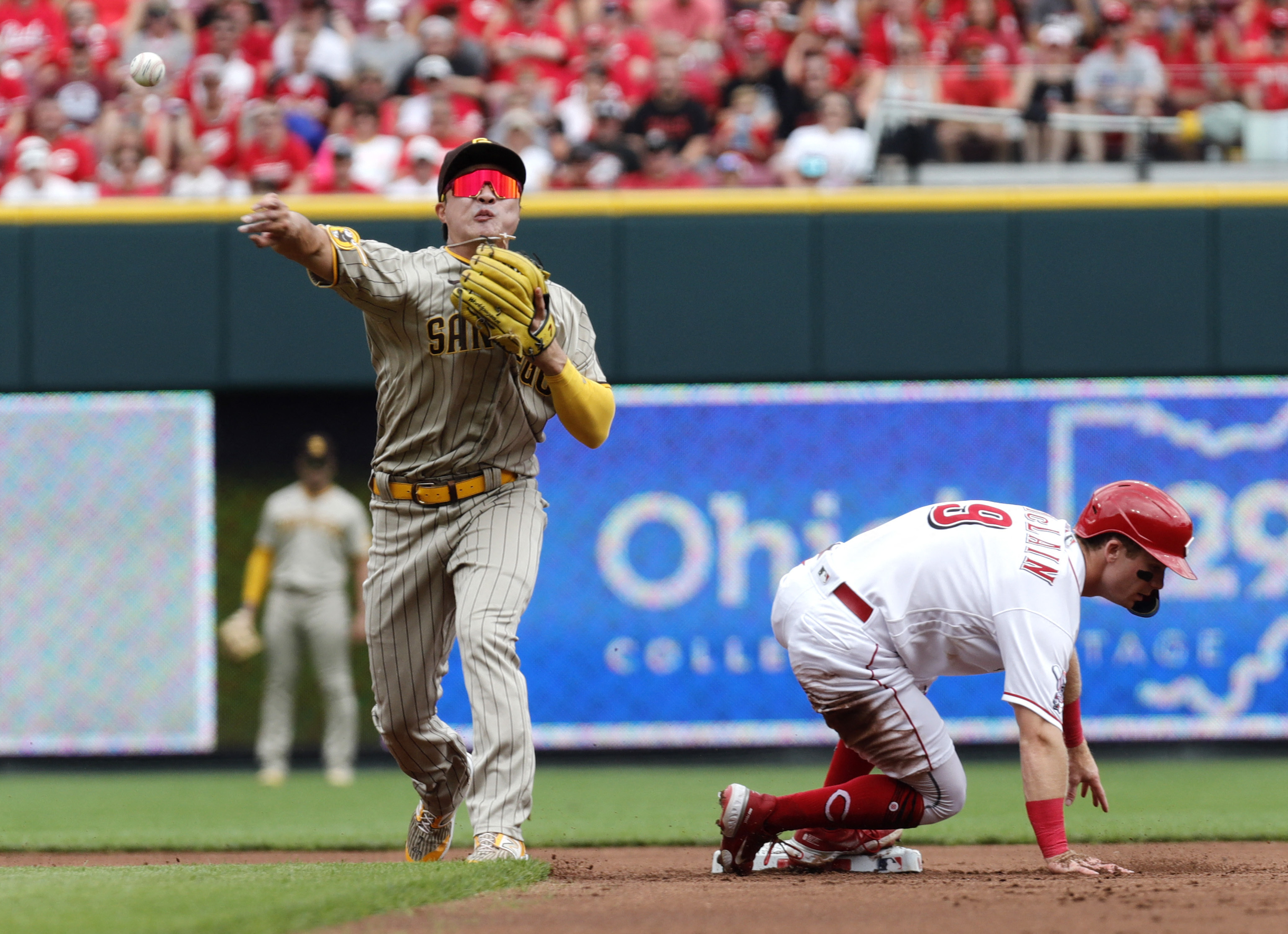 Tyler Stephenson BLASTS a go-ahead home run versus the Padres 