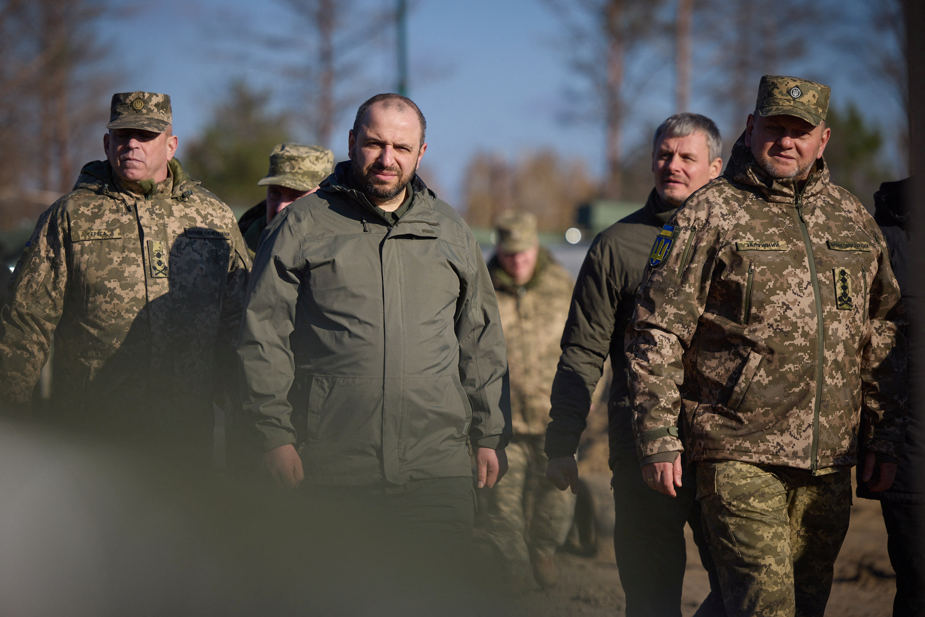 O Comandante-em-Chefe das Forças Armadas Ucranianas Zalozhny e o Ministro da Defesa Omerov visitam um centro de treinamento de artilharia em local não revelado na Ucrânia