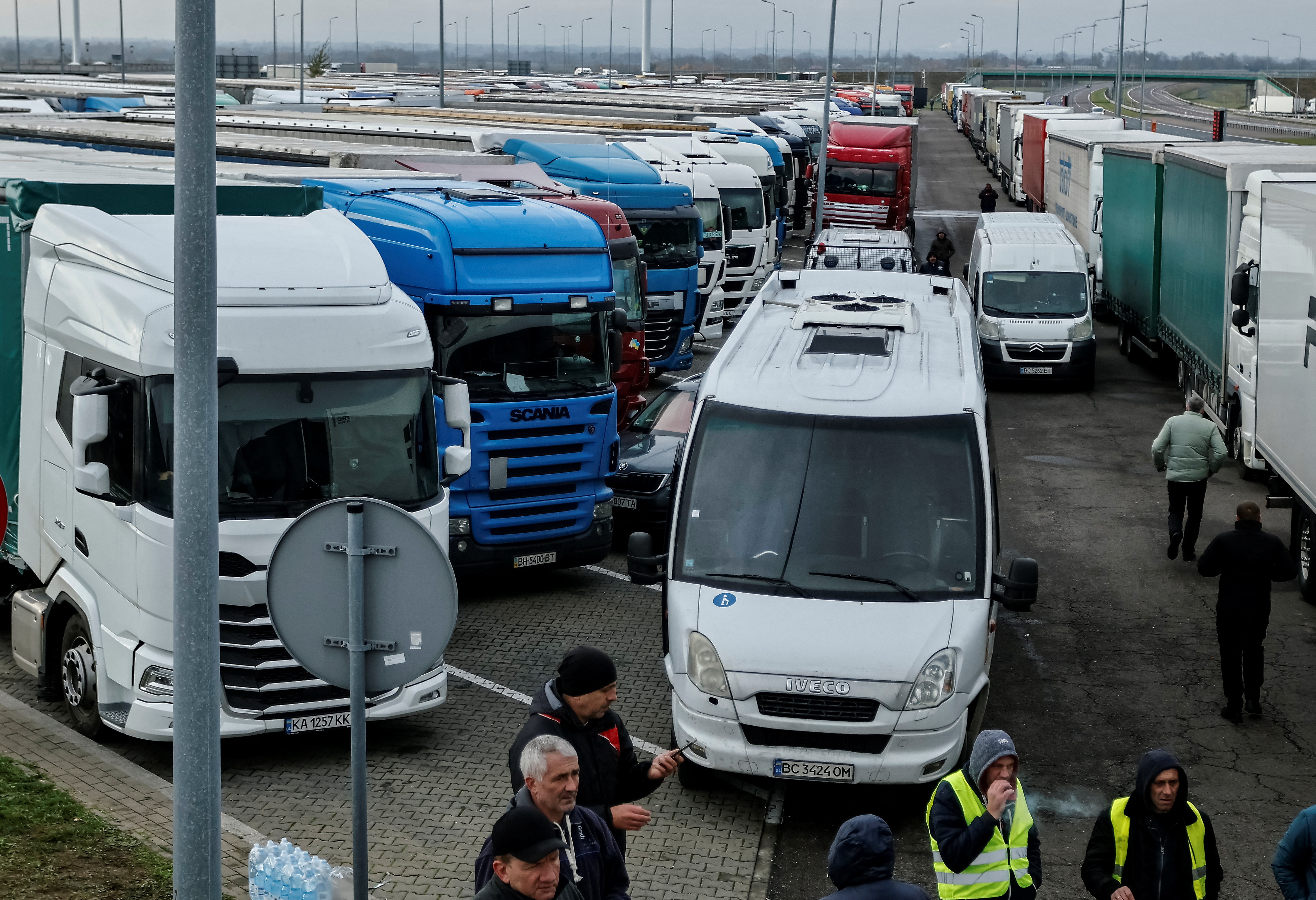 Ukraińskie ciężarówki parkują w pobliżu wsi Korsowa w pobliżu granicy polsko-ukraińskiej.