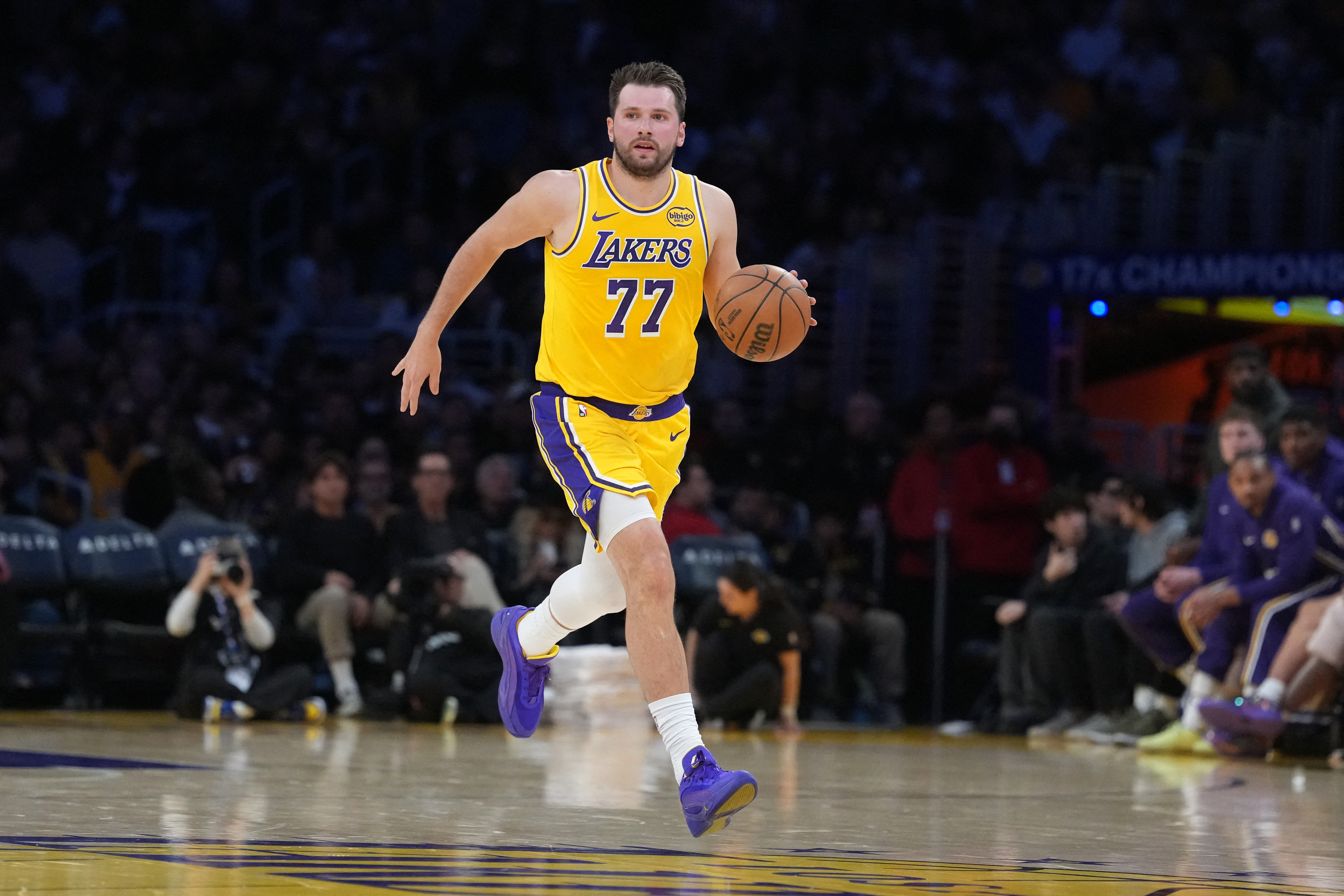 Luka Dončić com a camisa dos Lakers conduzindo a bola; foto de arquivo de março de 2026