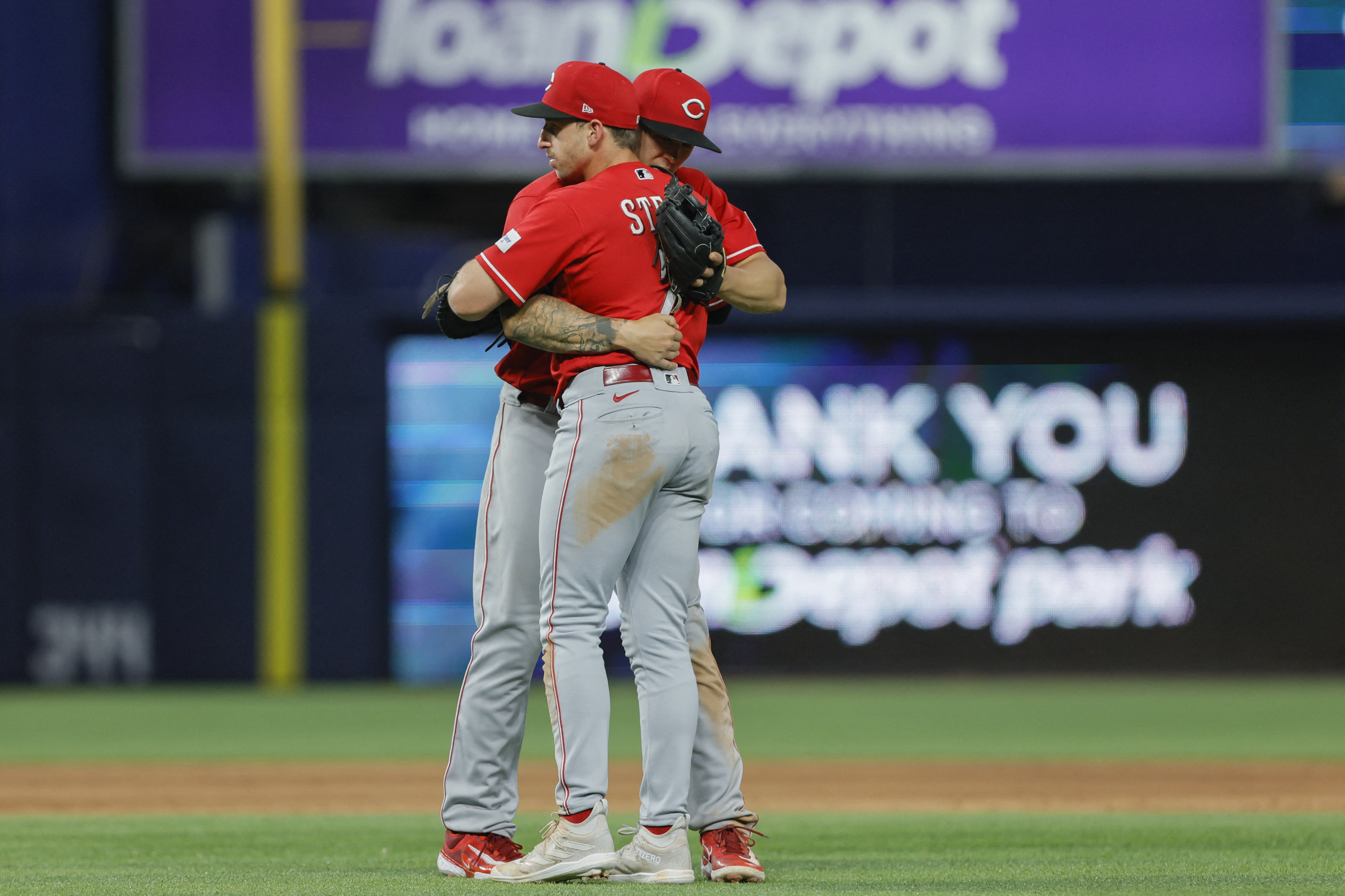 Fraley homers twice, hits tiebreaking shot in 9th as Reds beat Marlins 7-4  to spoil Pérez's debut