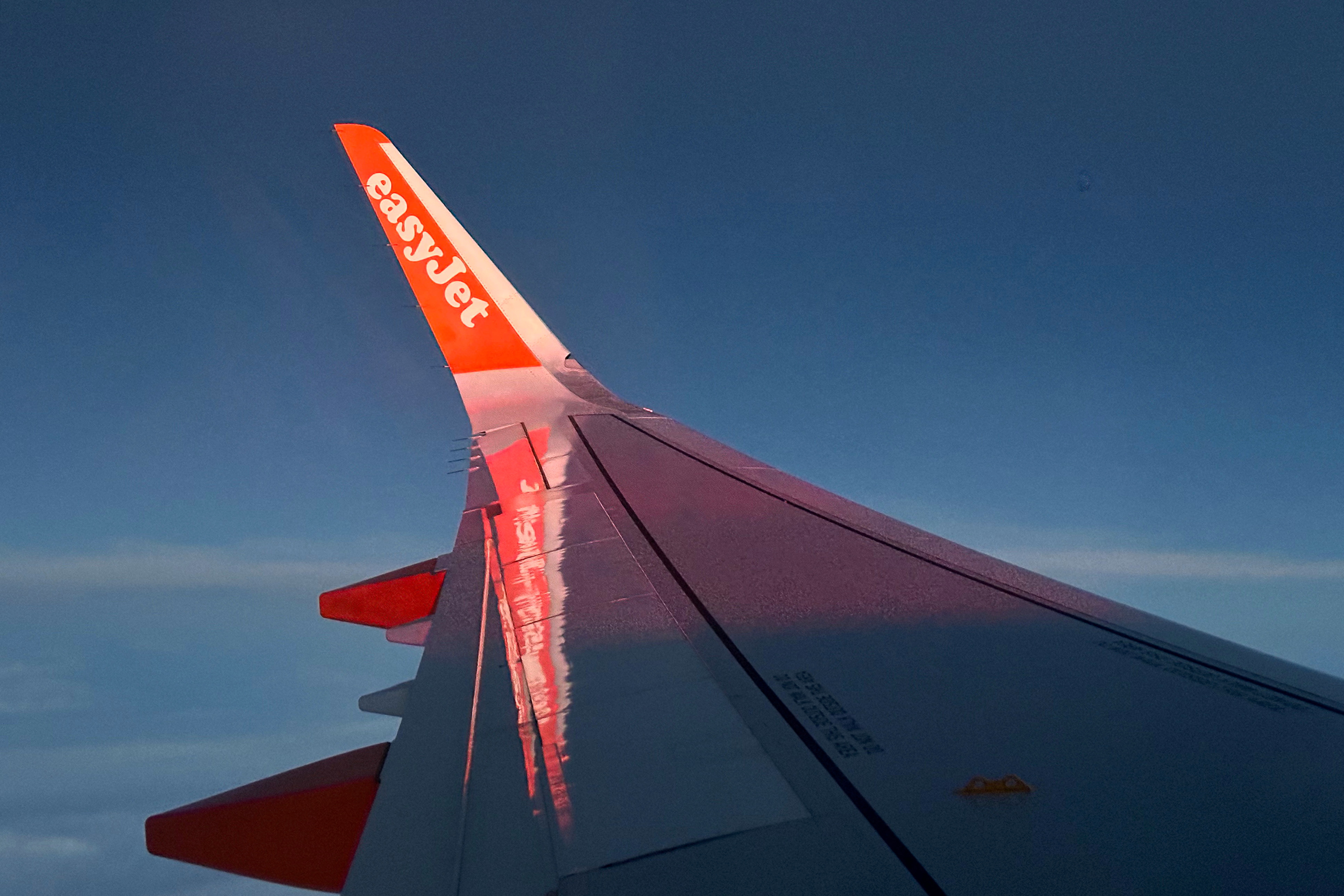 General view of the wing on an EasyJet flight on route from Lisbon to Prague