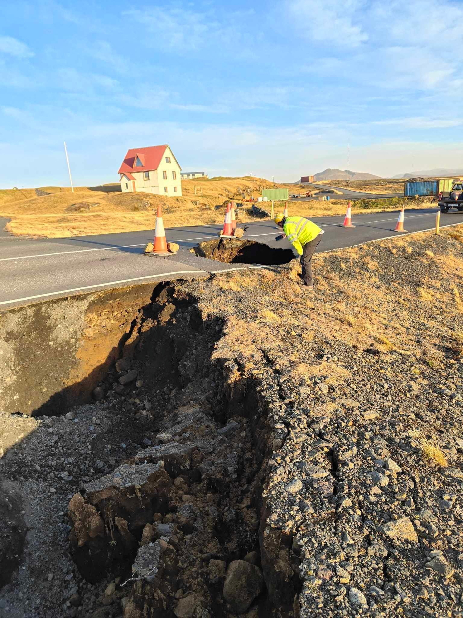 Vista de las grietas que surgieron en una carretera debido a la actividad volcánica, cerca de Grindavik