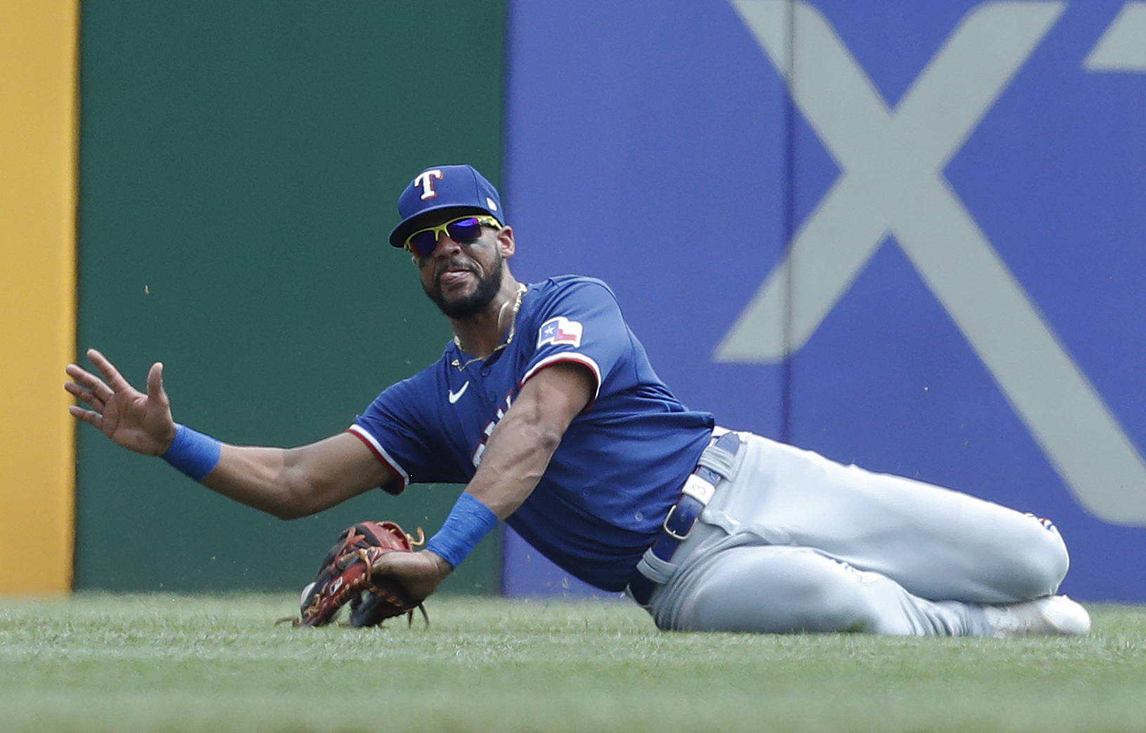 Martin Perez, Rangers edge Pirates 3-2