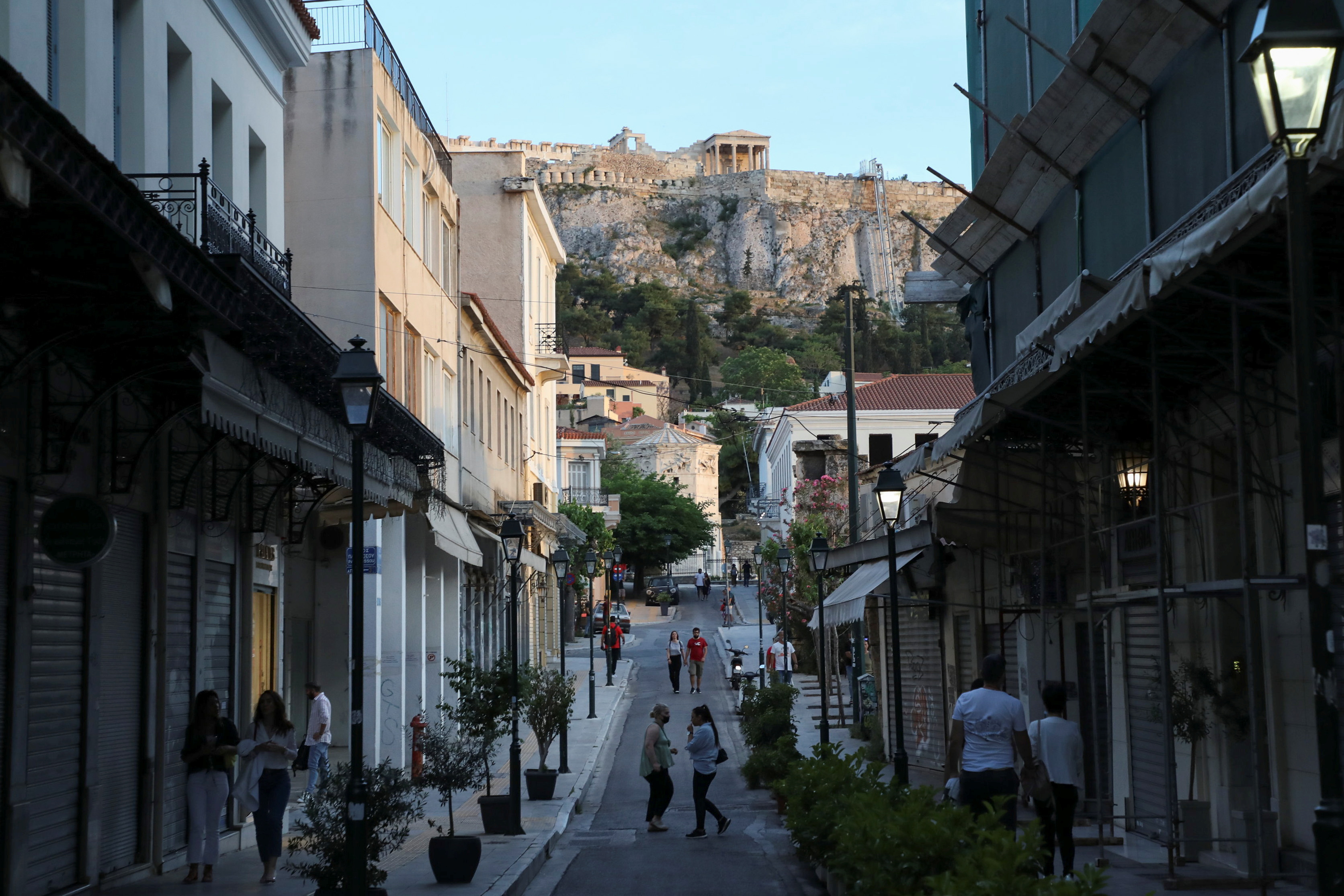 Greece banks on tourists for bad loan relief