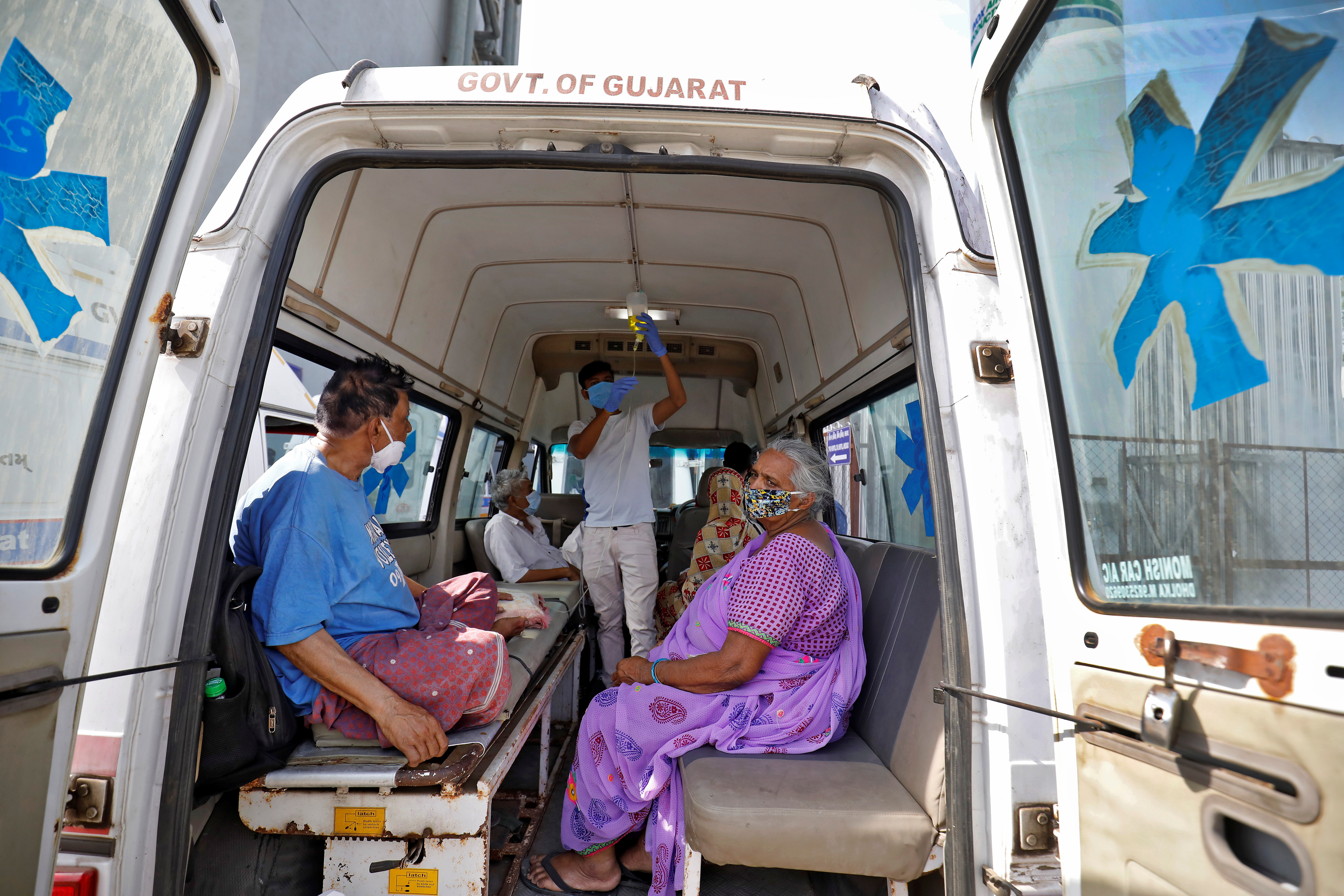 Pacienti jsou viděni uvnitř sanitky, zatímco čekají na vstup do nemocnice pro léčbu COVID-19, uprostřed šíření koronavirové nemoci (COVID-19) v Ahmedabadu v Indii, 22. dubna 2021. REUTERS / Amit Dave