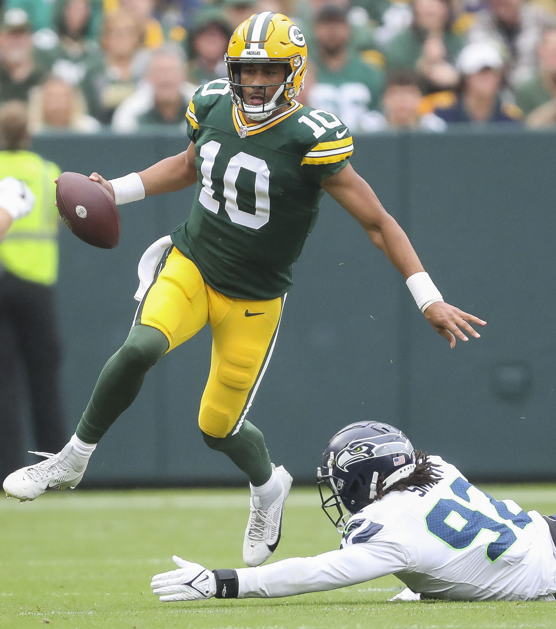 Packers Score Late, Hang On To Defeat Seahawks | Reuters