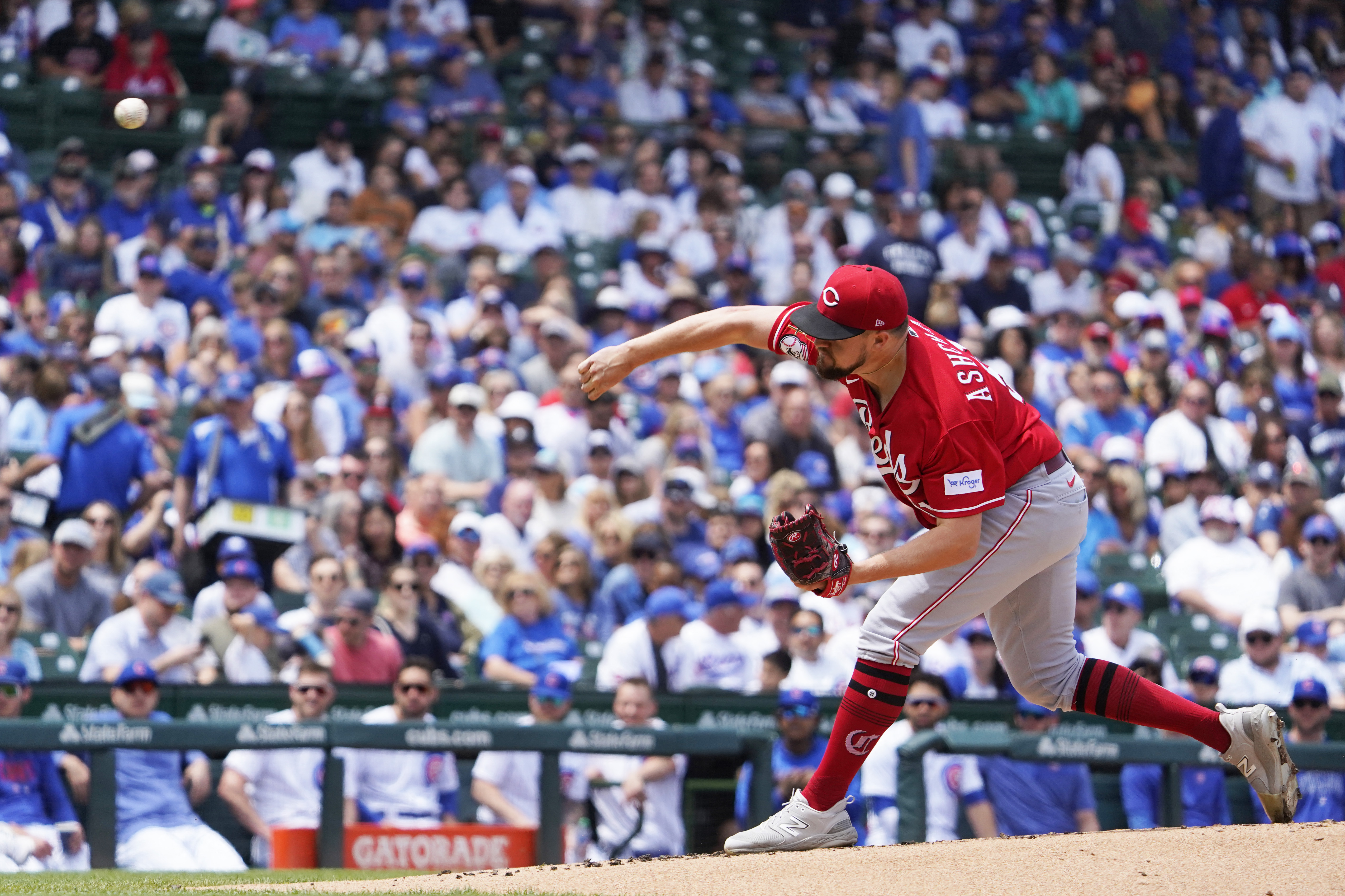 Hot-hitting rookie McLain, Steer lead Reds past Cubs 8-5