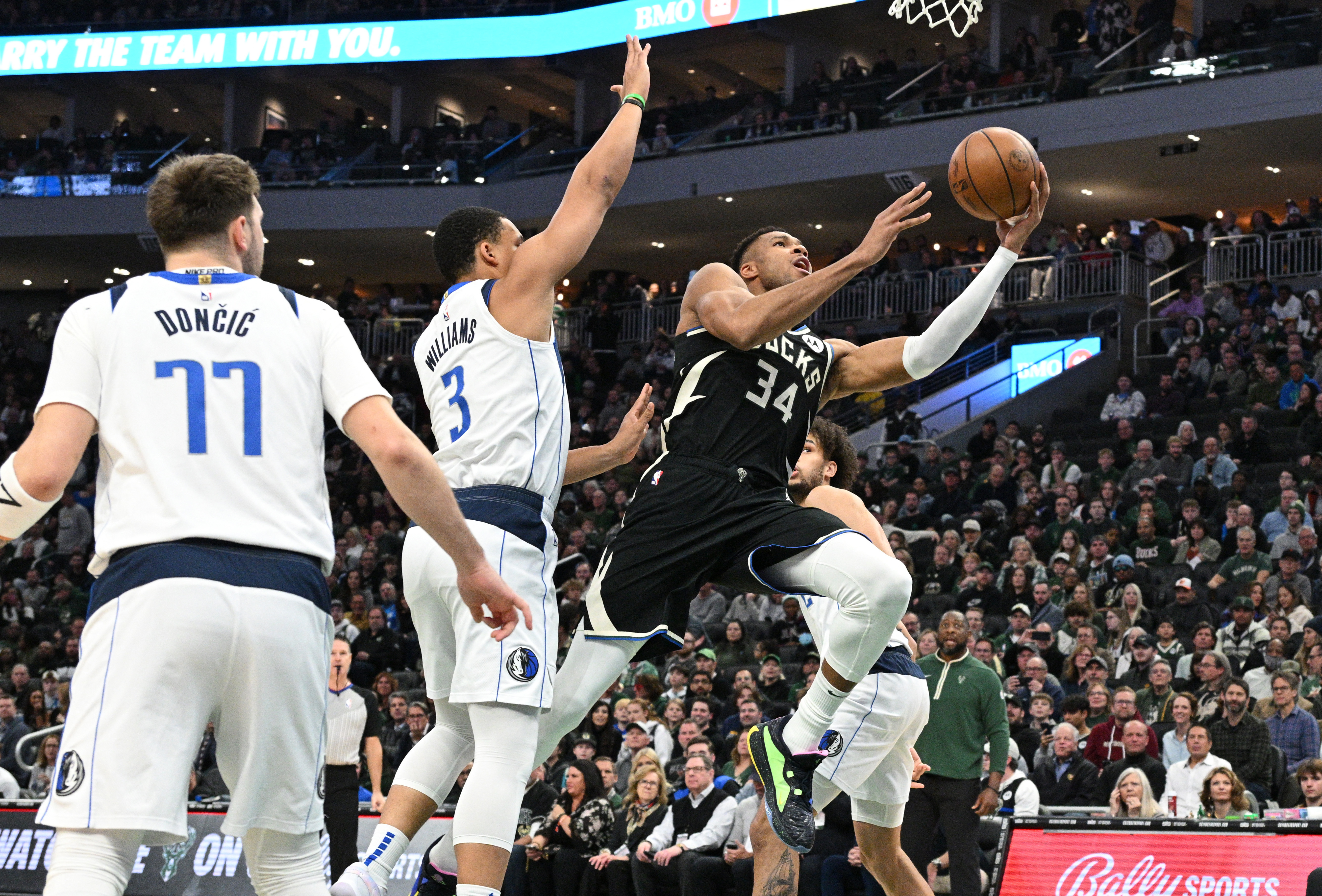 Giannis Antetokounmpo pours in 40 to carry Bucks past Mavericks | Reuters