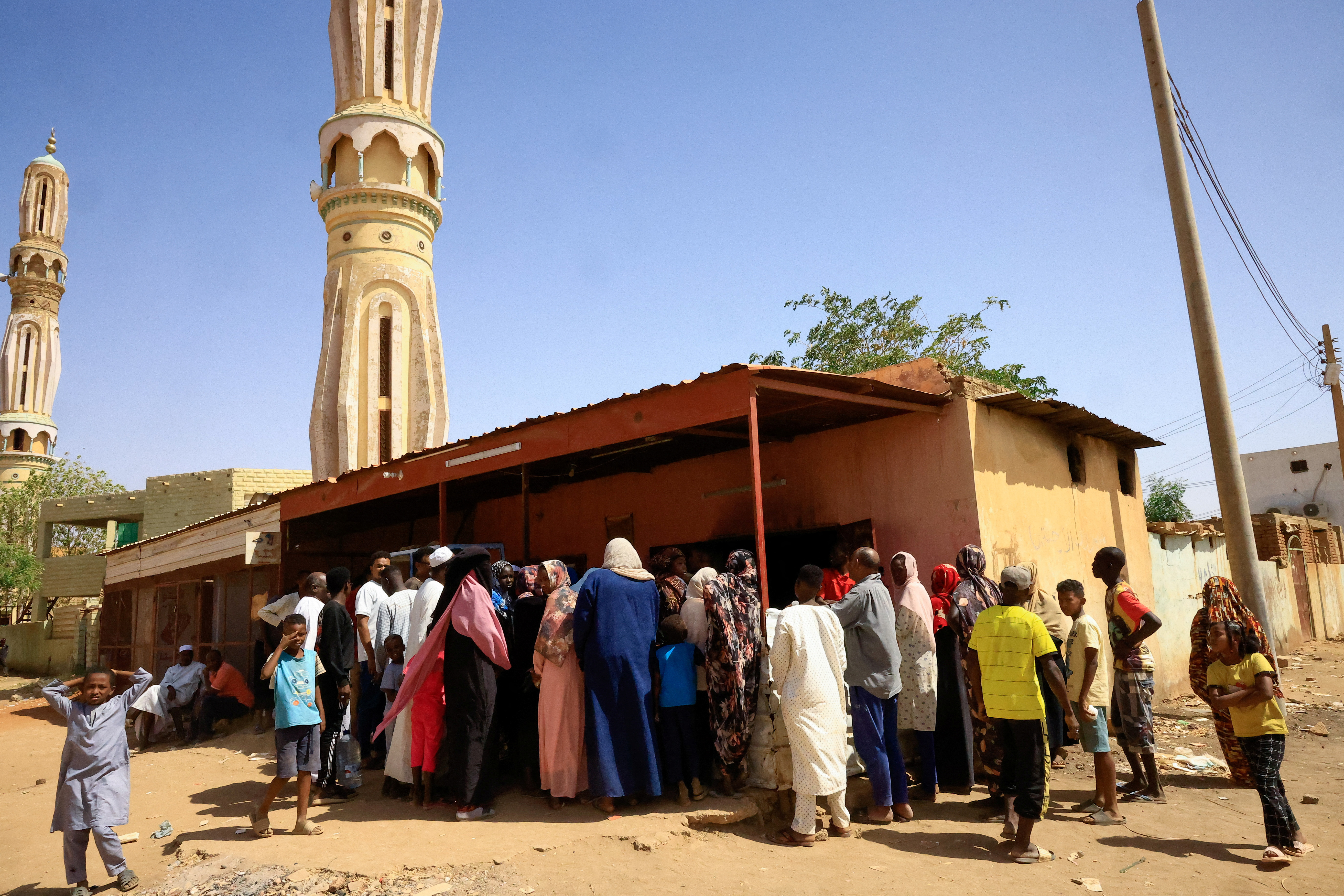 الجيش السوداني يتعهد بالمساعدة في عملية إجلاء الرعايا الأجانب