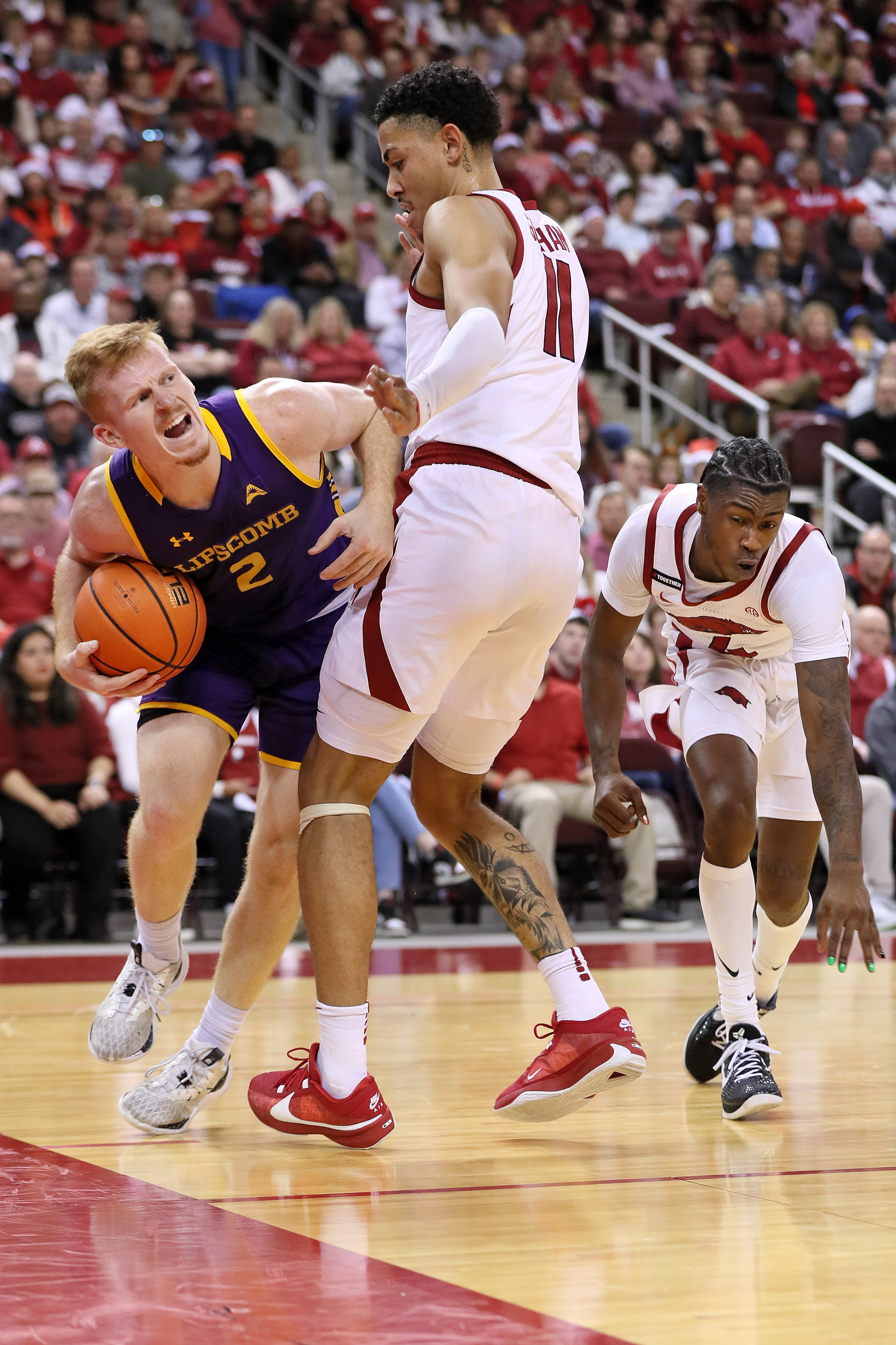 Up 20, Arkansas hangs on to beat 6966 Reuters