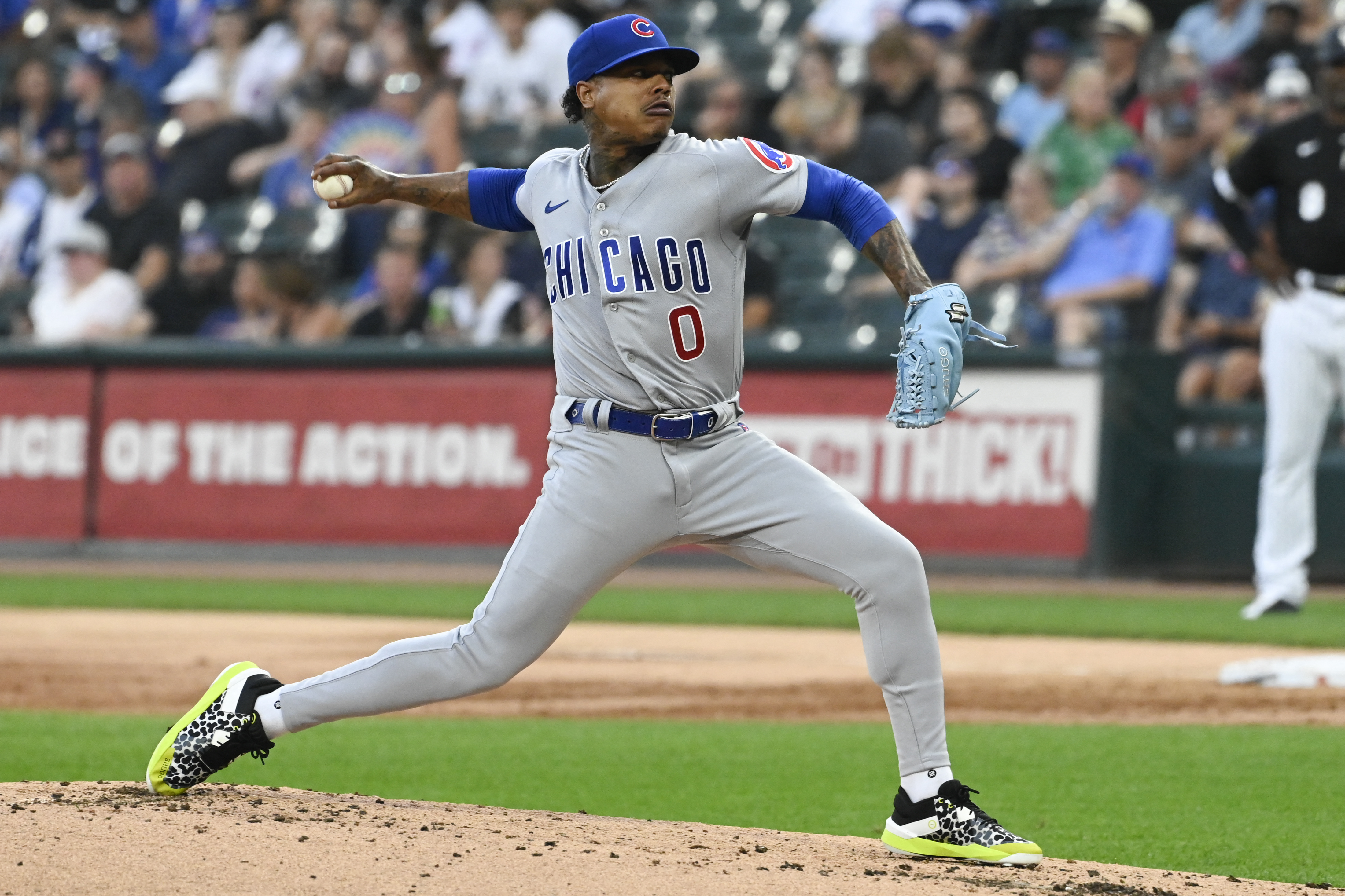 Cubs pull away, complete sweep of skidding White Sox