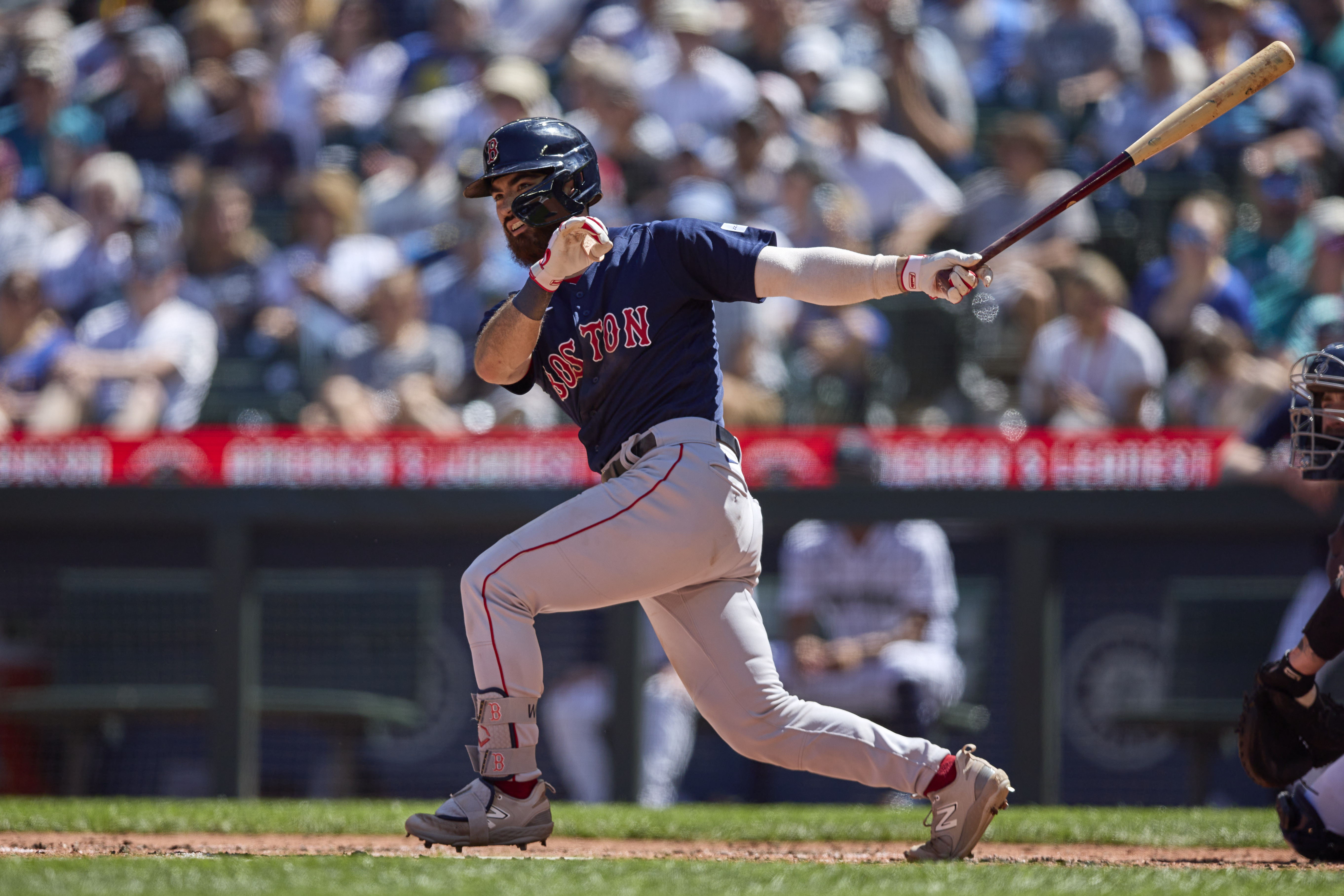 Mariners score game's last 6 runs to double up Red Sox