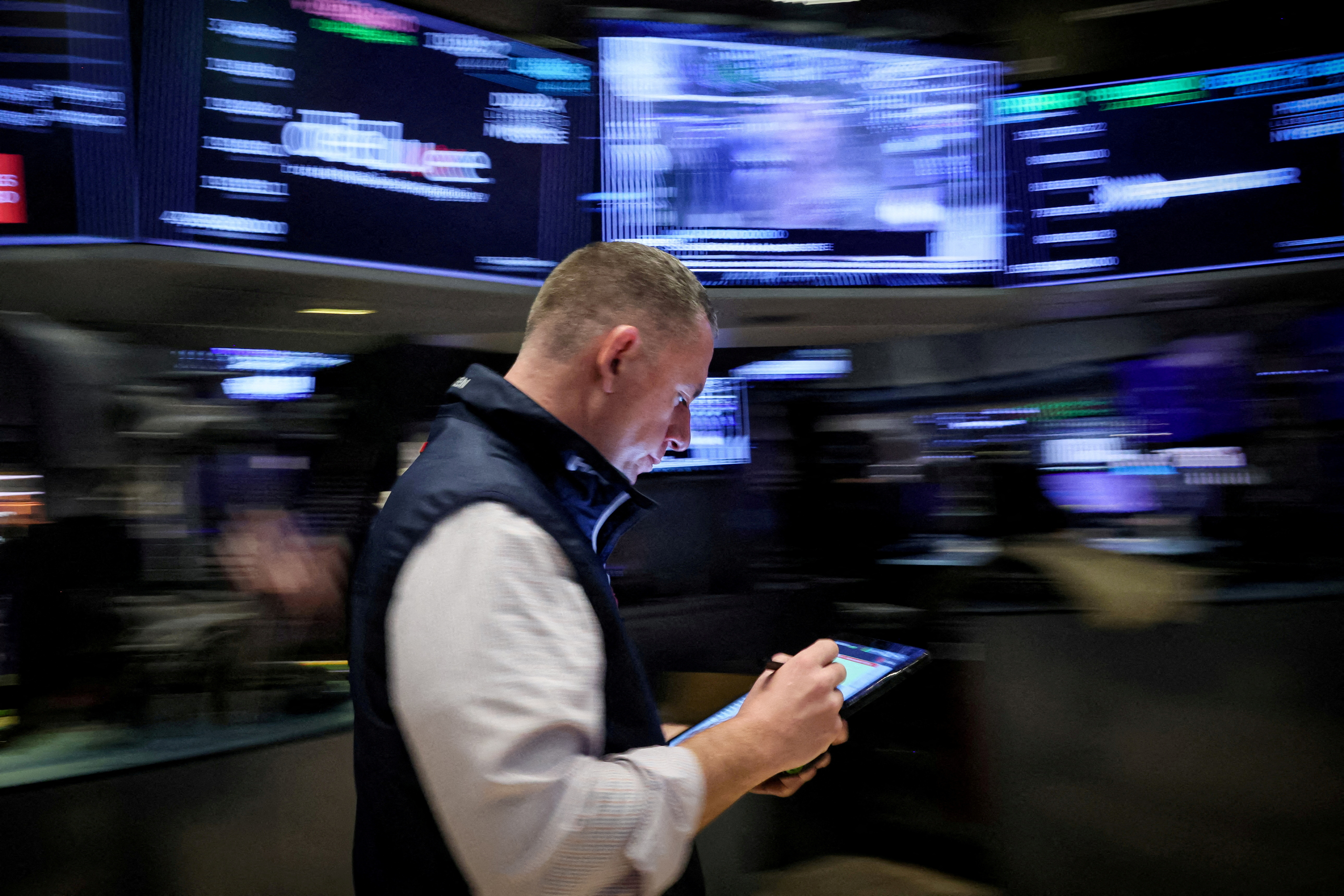 Händler arbeiten auf dem Parkett der New York Stock Exchange in New York