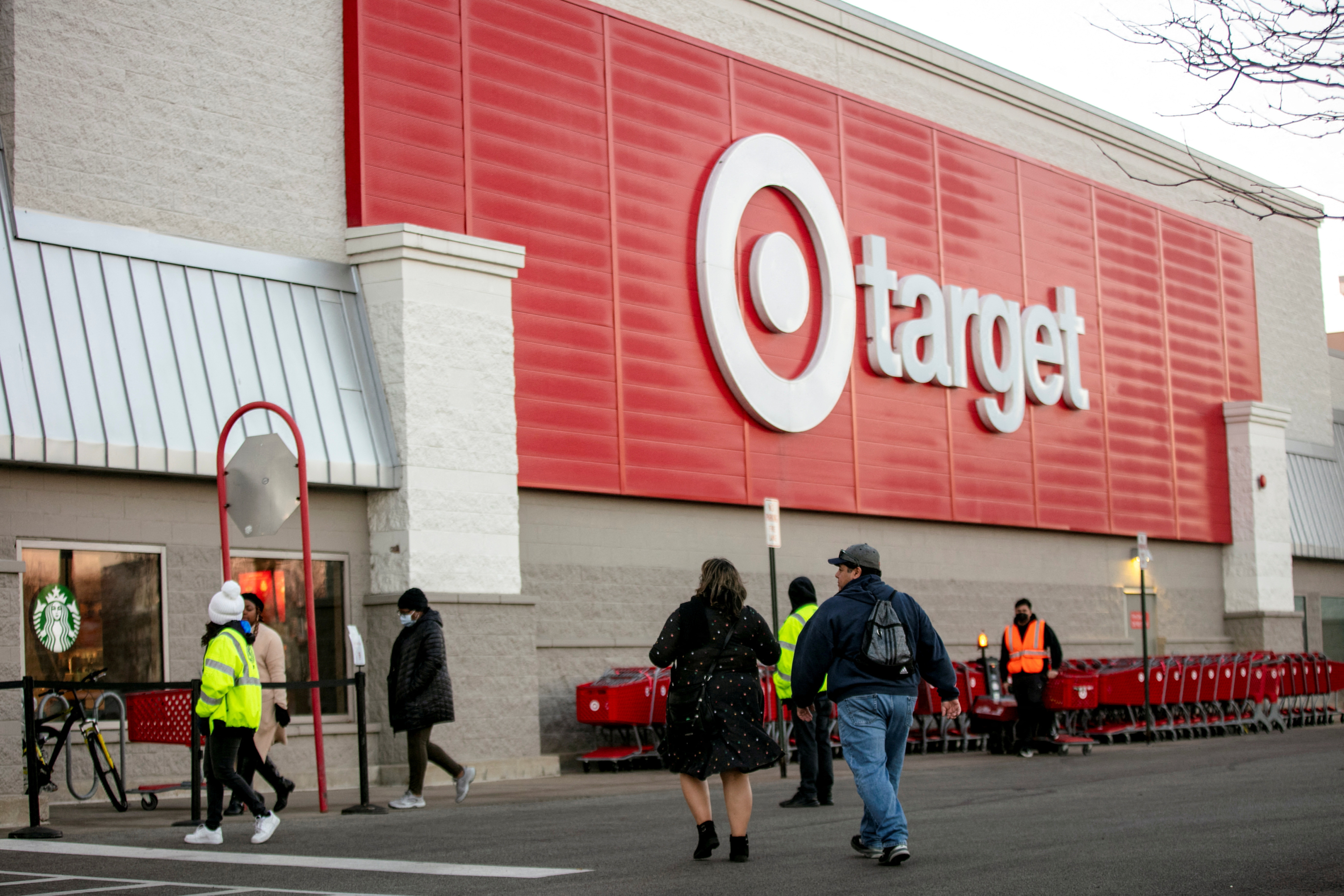 Compradores fazem fila do lado de fora da Target durante as vendas da Black Friday em Chicago, Illinois, EUA