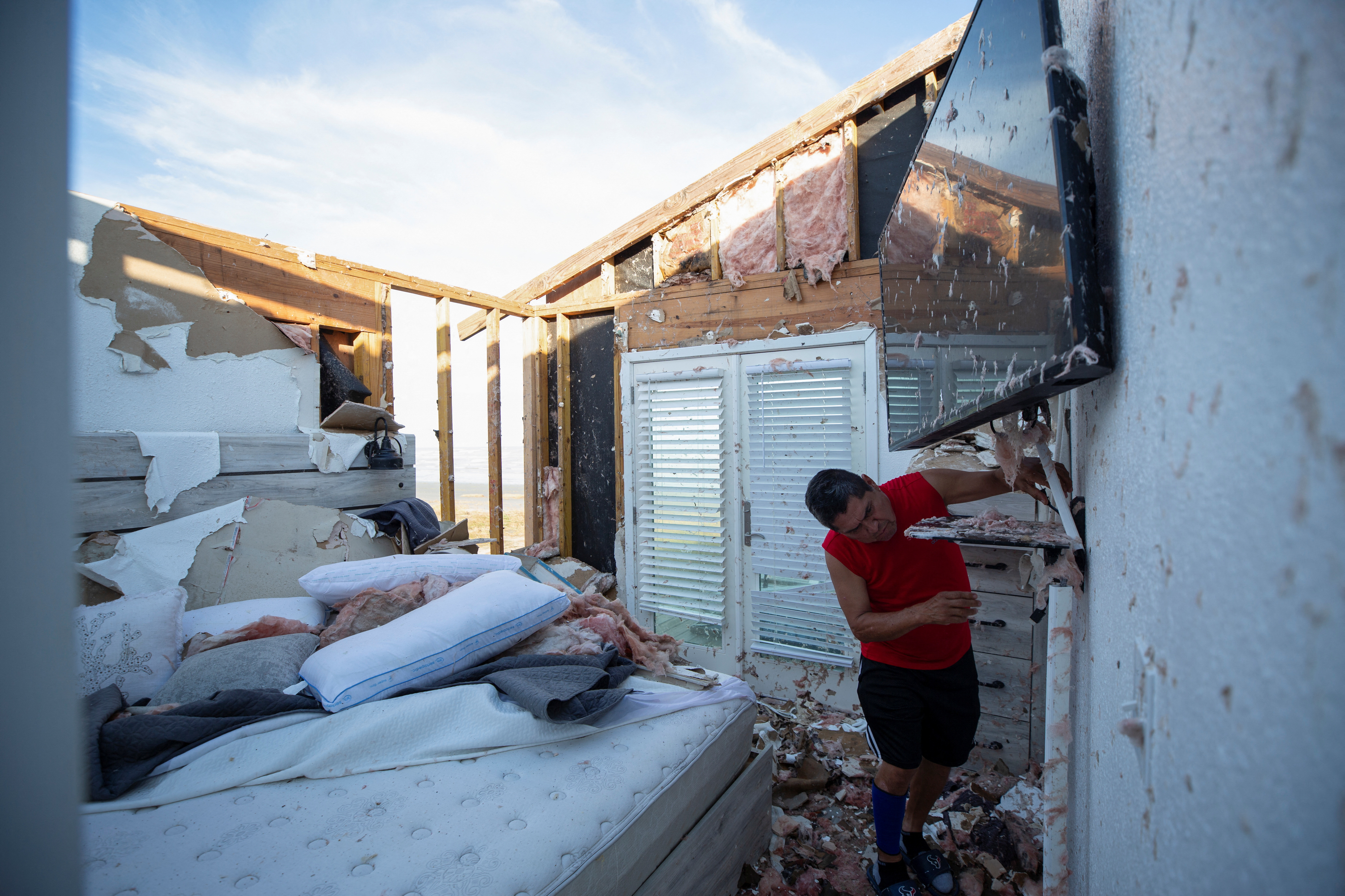 Millions without power in Texas as triple-digit heat follows Beryl ...