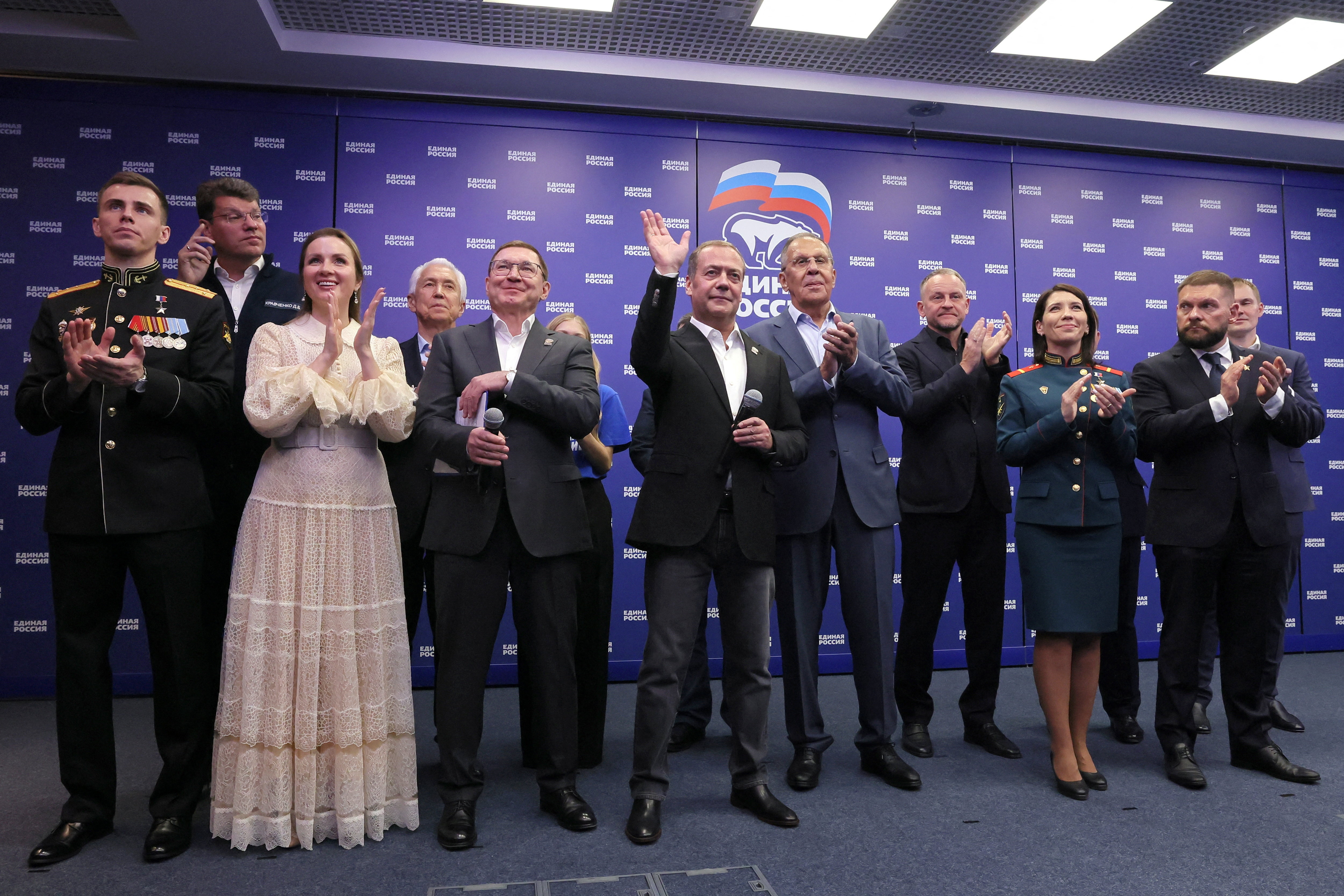 Pro-Putin party gets record 355 parliamentary seats, anti