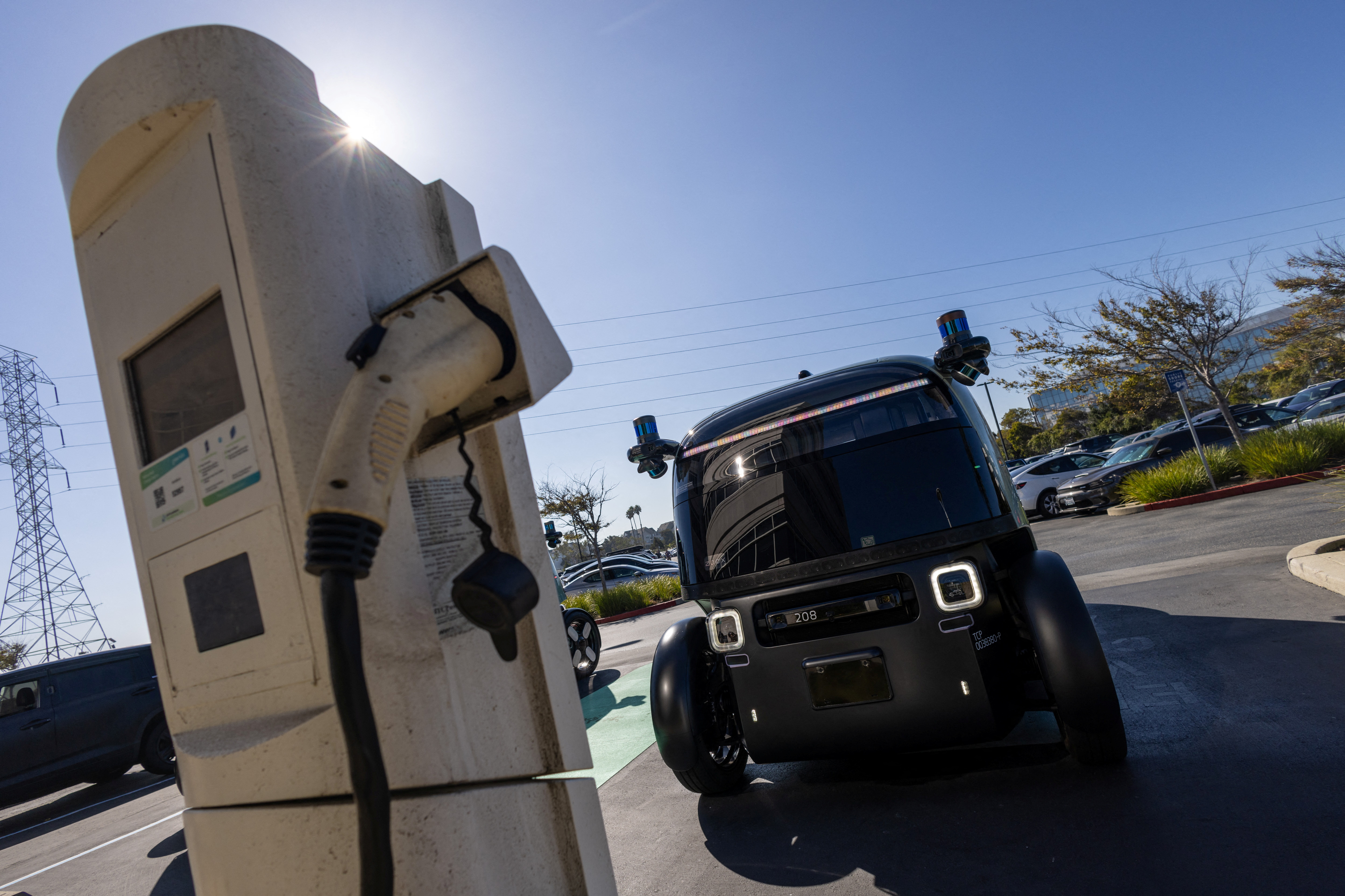 NHTSA closes probe into 258 Zoox vehicles after Amazon's robotaxi