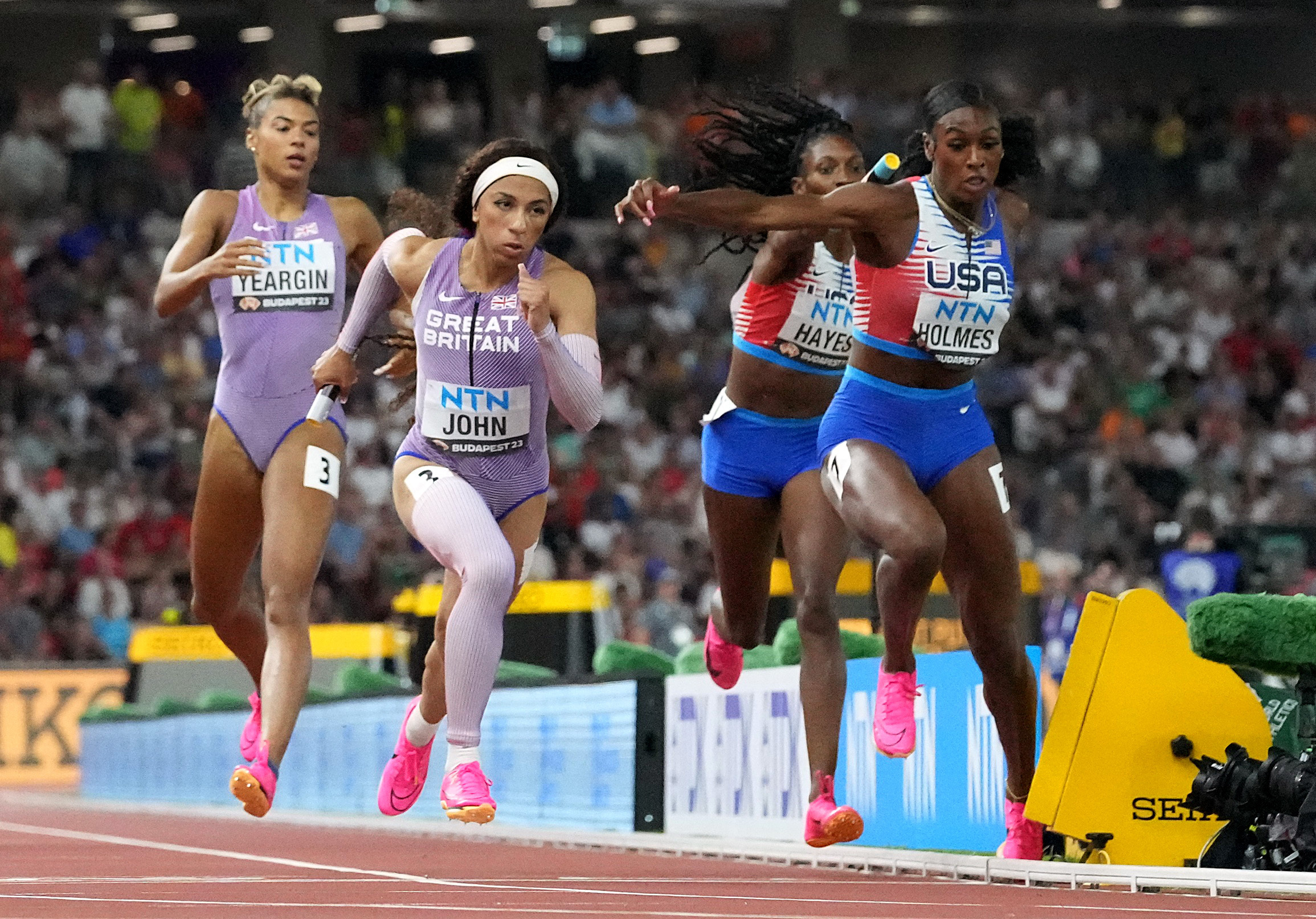 U.S. women disqualified from 4x400m relay after baton fail