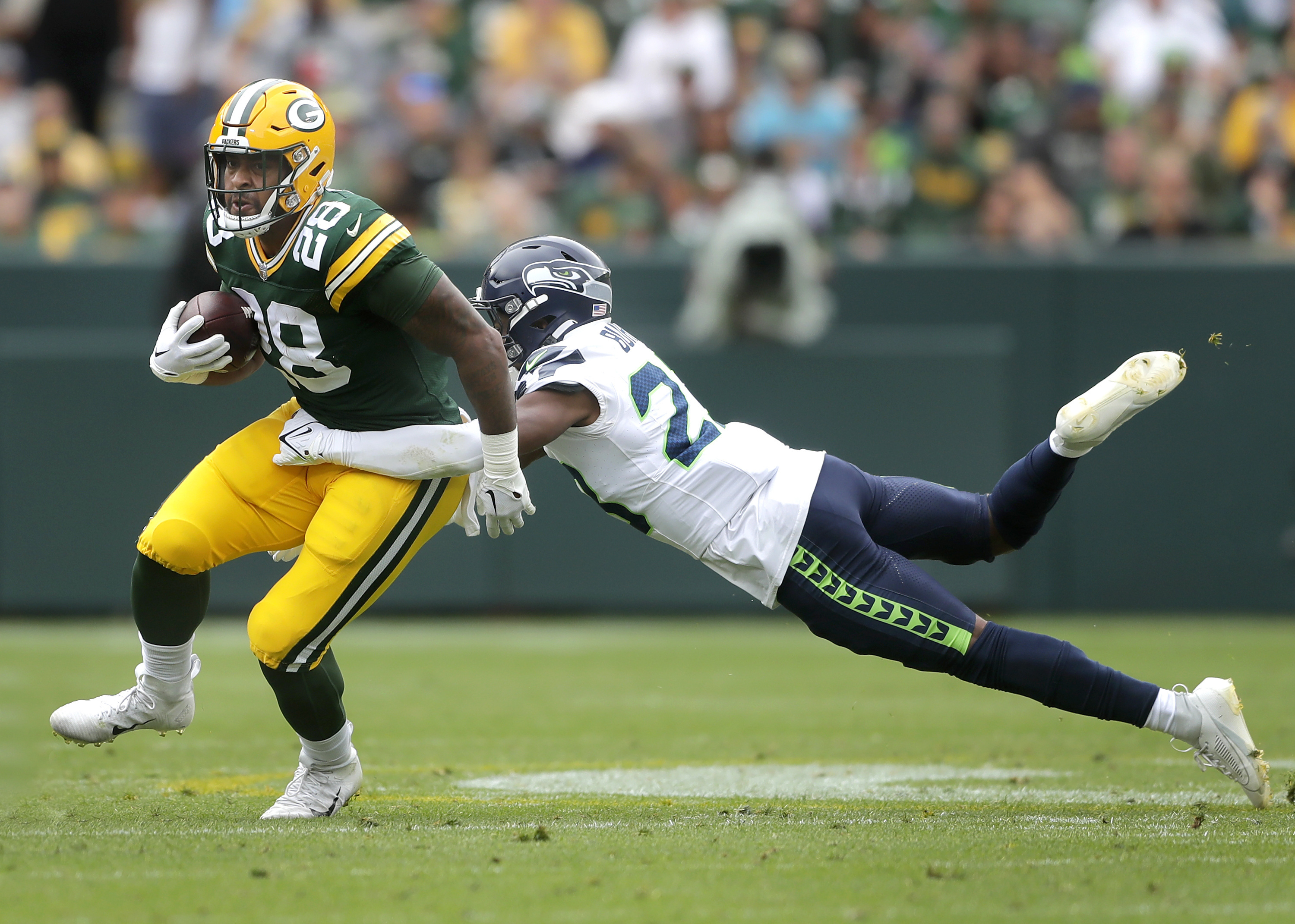 Packers Score Late, Hang On To Defeat Seahawks | Reuters