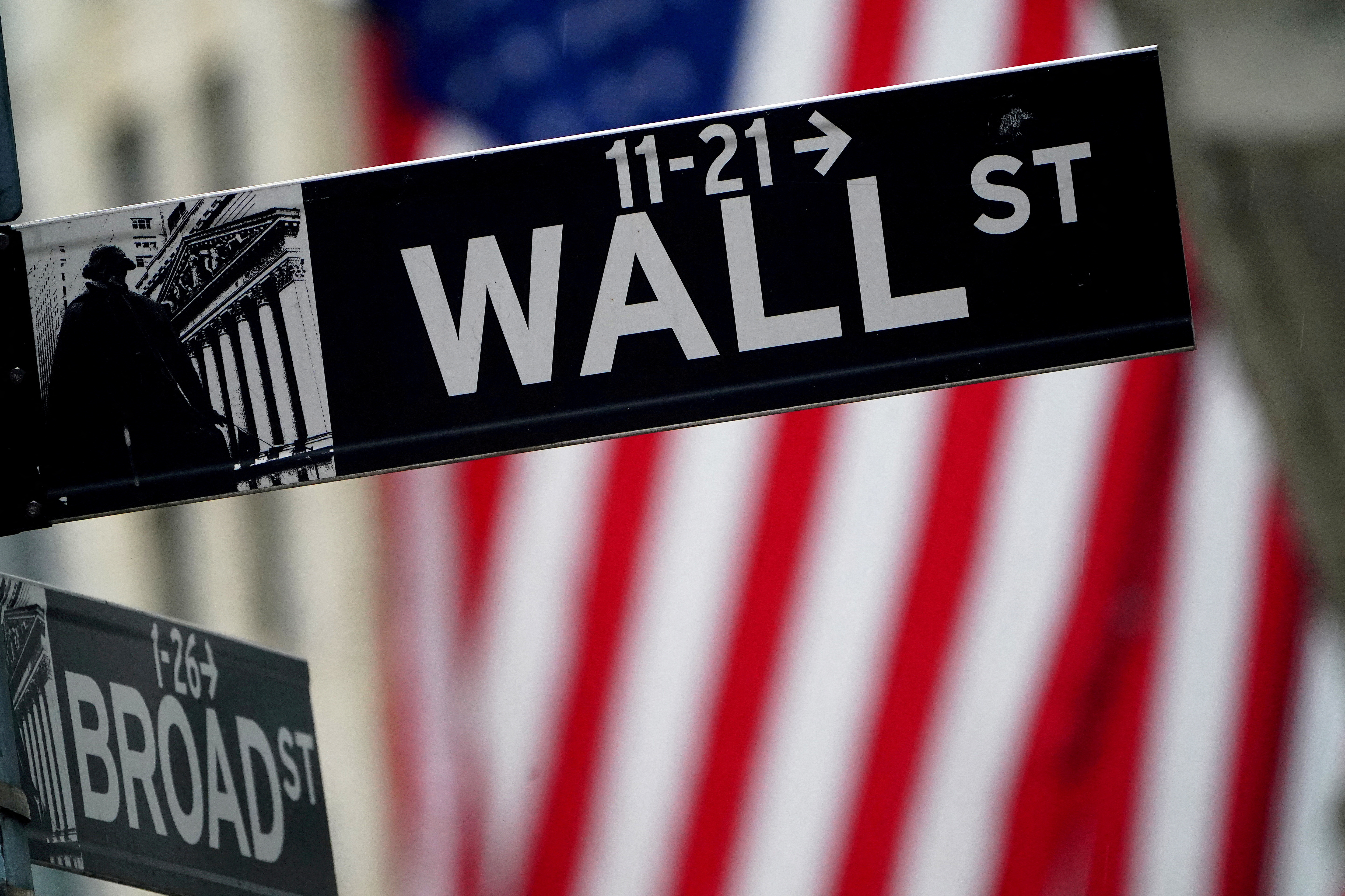 Un panneau de Wall Street est représenté à l'extérieur de la Bourse de New York, à New York