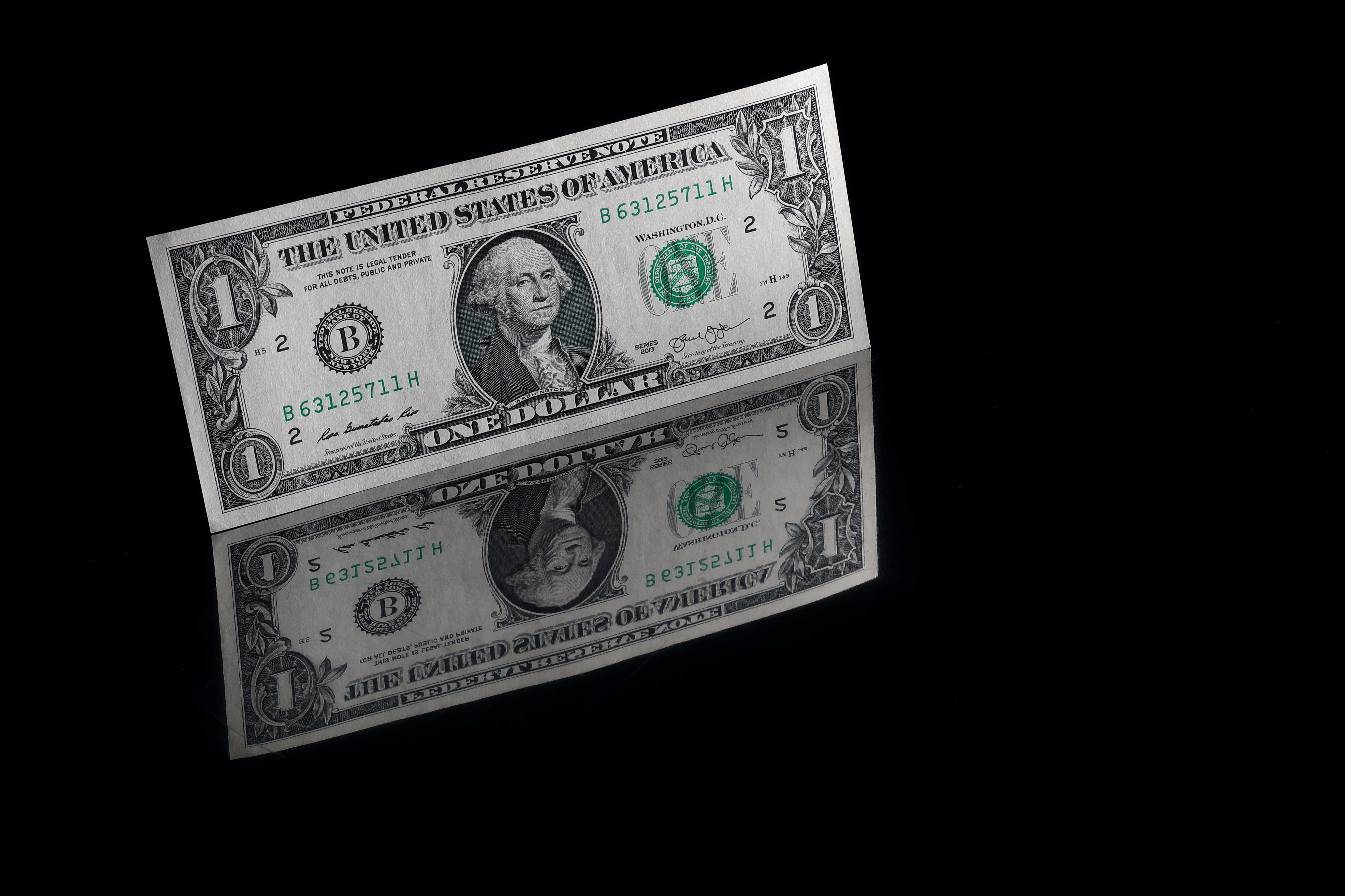 A U.S. one dollar banknote is seen in this illustration taken November 23, 2021. REUTERS/Murad Sezer/Illustration