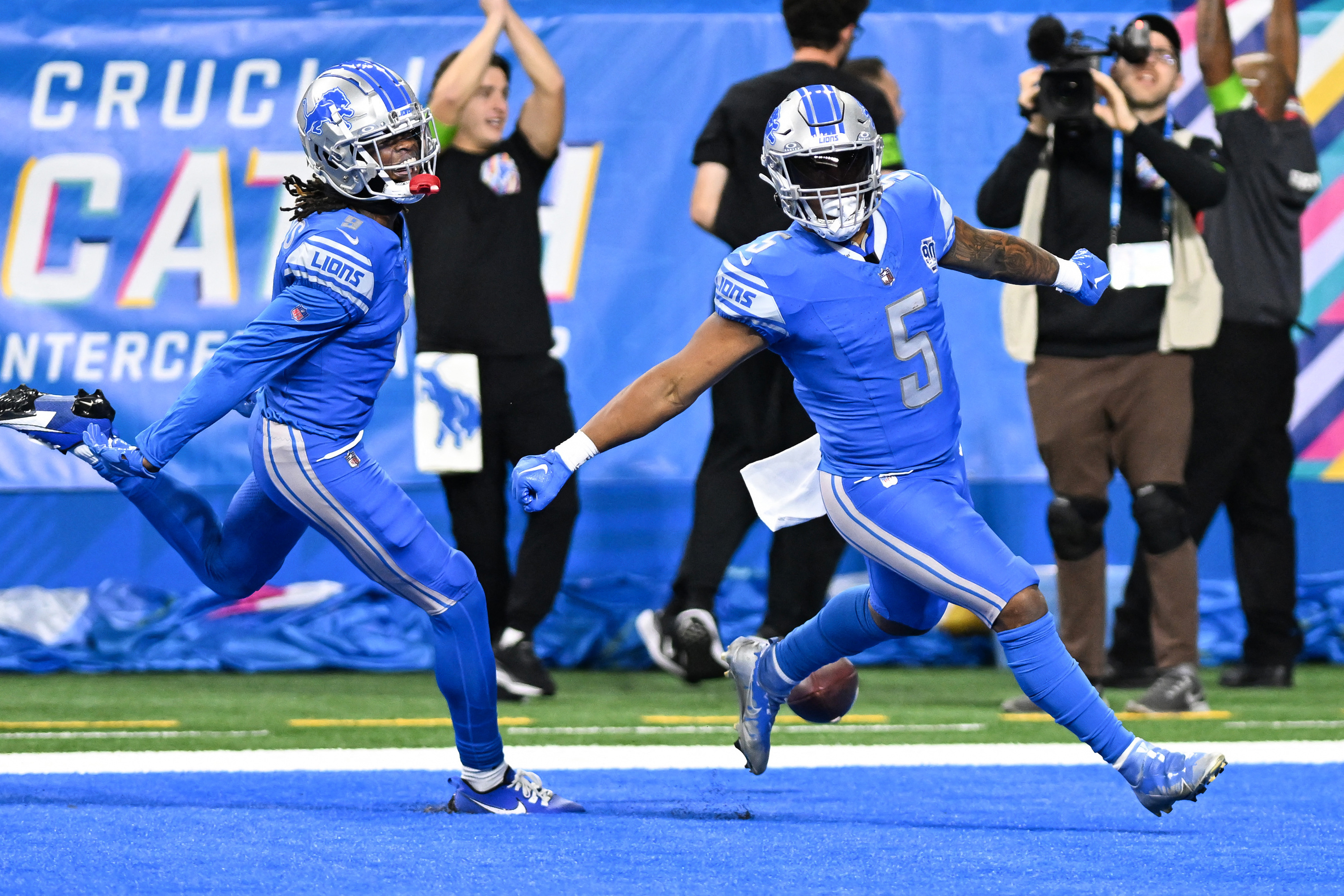 Panthers run past Lions, maintain division title hopes