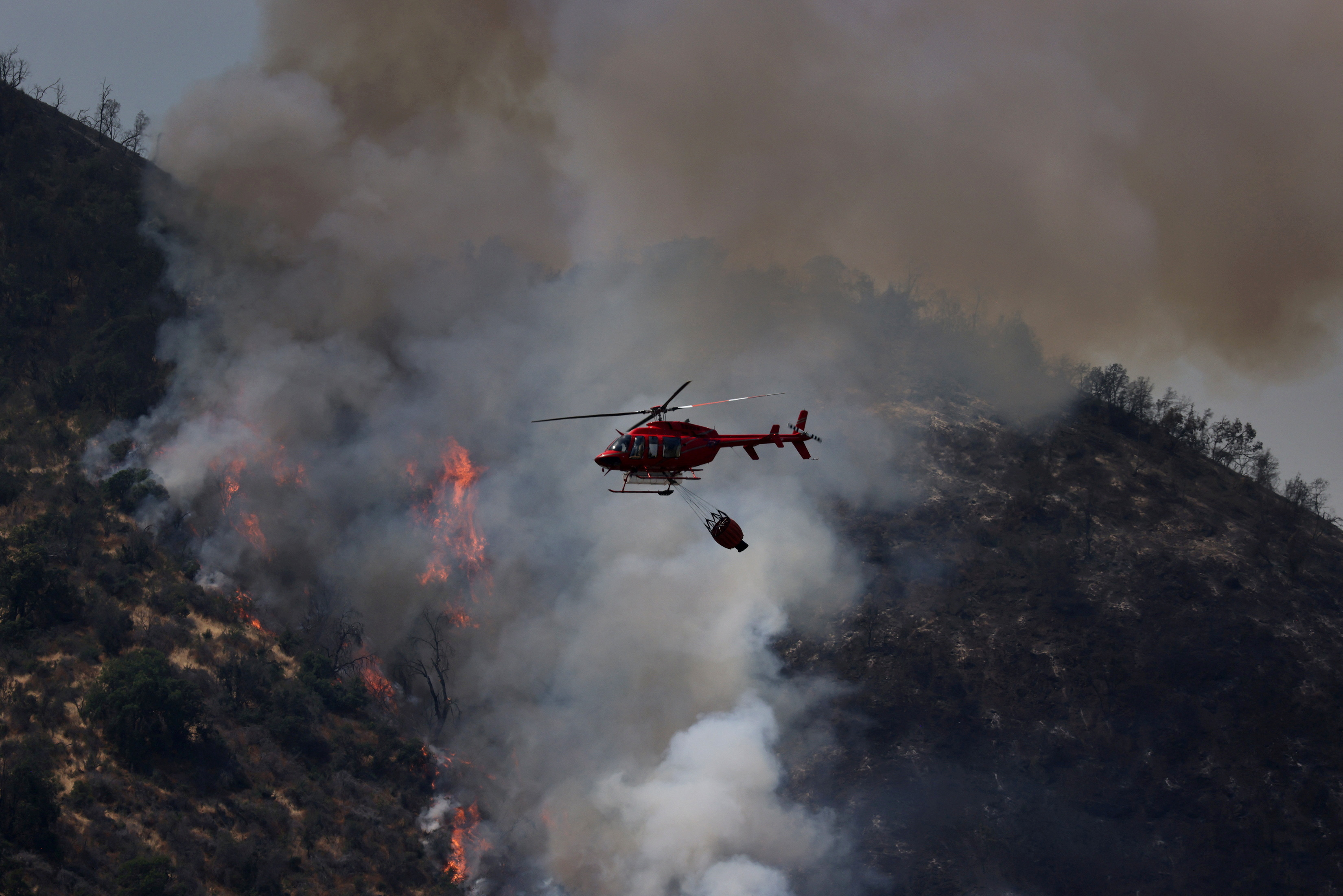 Los incendios forestales están quemando partes del campo alrededor de la ciudad de Coracavi, en las afueras de Santiago.