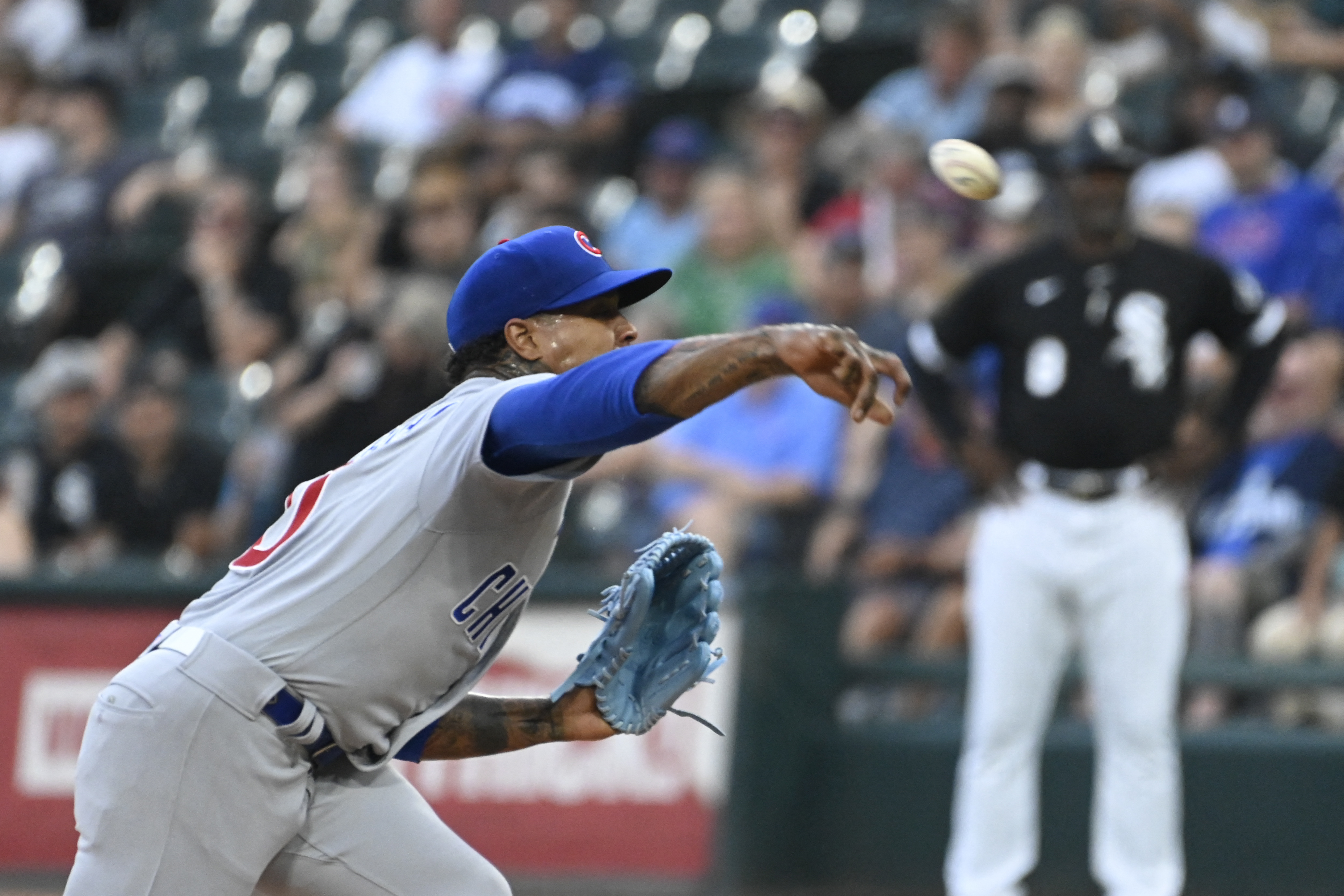 Cubs pull away, complete sweep of skidding White Sox