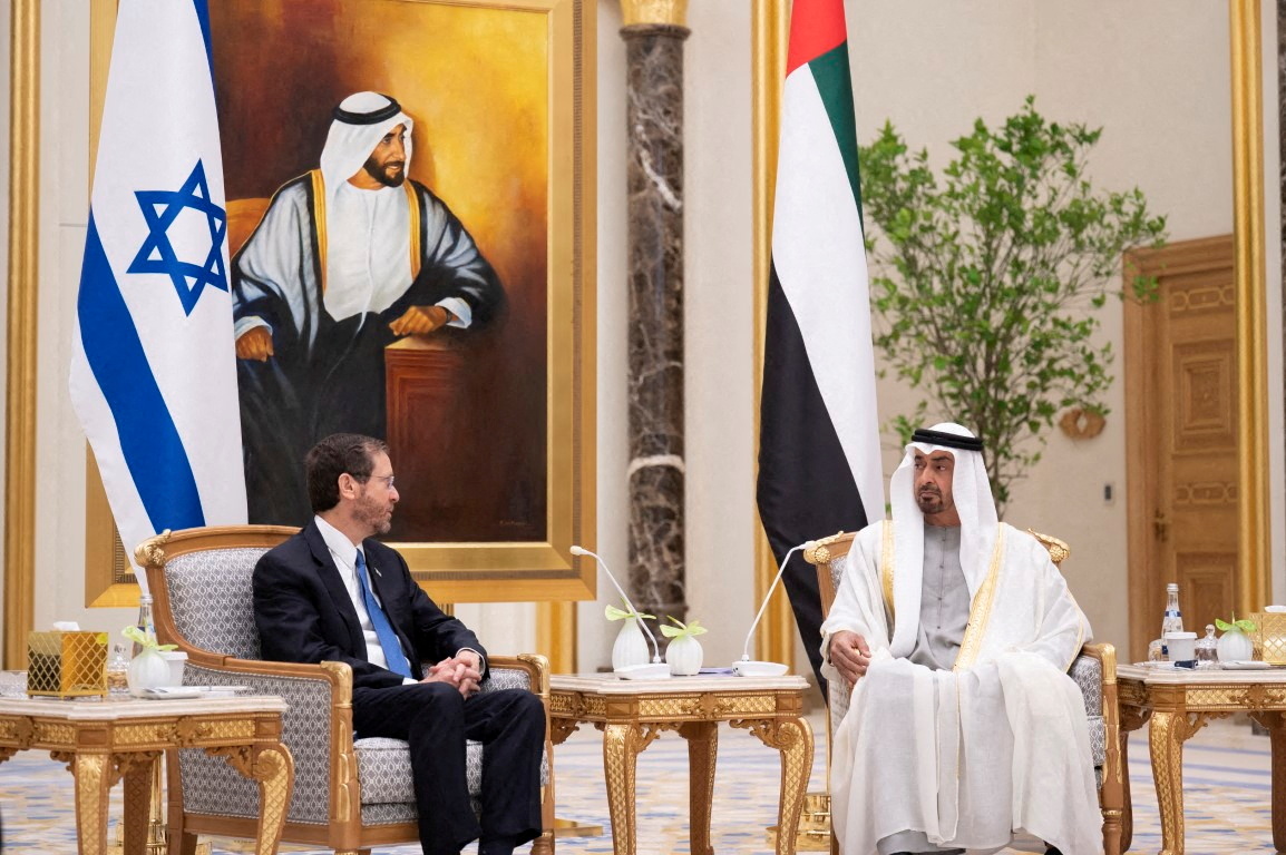 Israeli President Isaac Herzog meets with Abu Dhabi's Crown Prince Sheikh Mohammed bin Zayed al-Nahyan in Abu Dhabi, United Arab Emirates January 30, 2022. Mohamed Al Hammadi/Ministry of Presidential Affairs/WAM/Handout via REUTERS