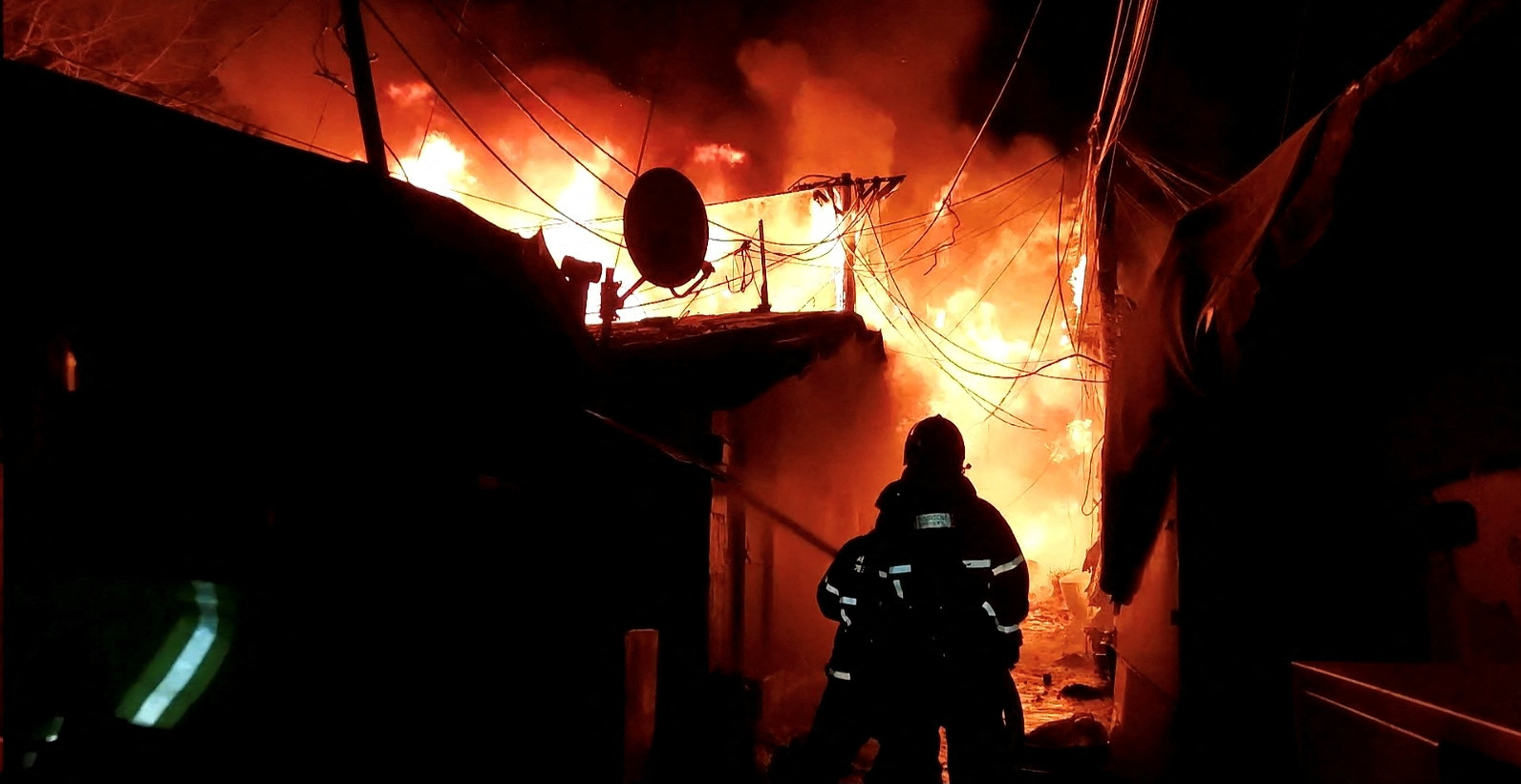 Bombeiros trabalham para apagar um incêndio na vila de Koryeong, Seul