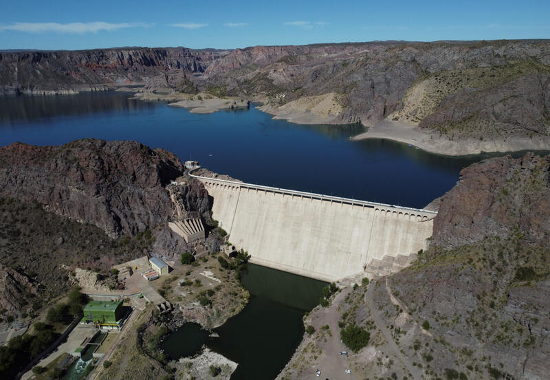 Surge in Argentina hydro output slashes power sector emissions | Reuters