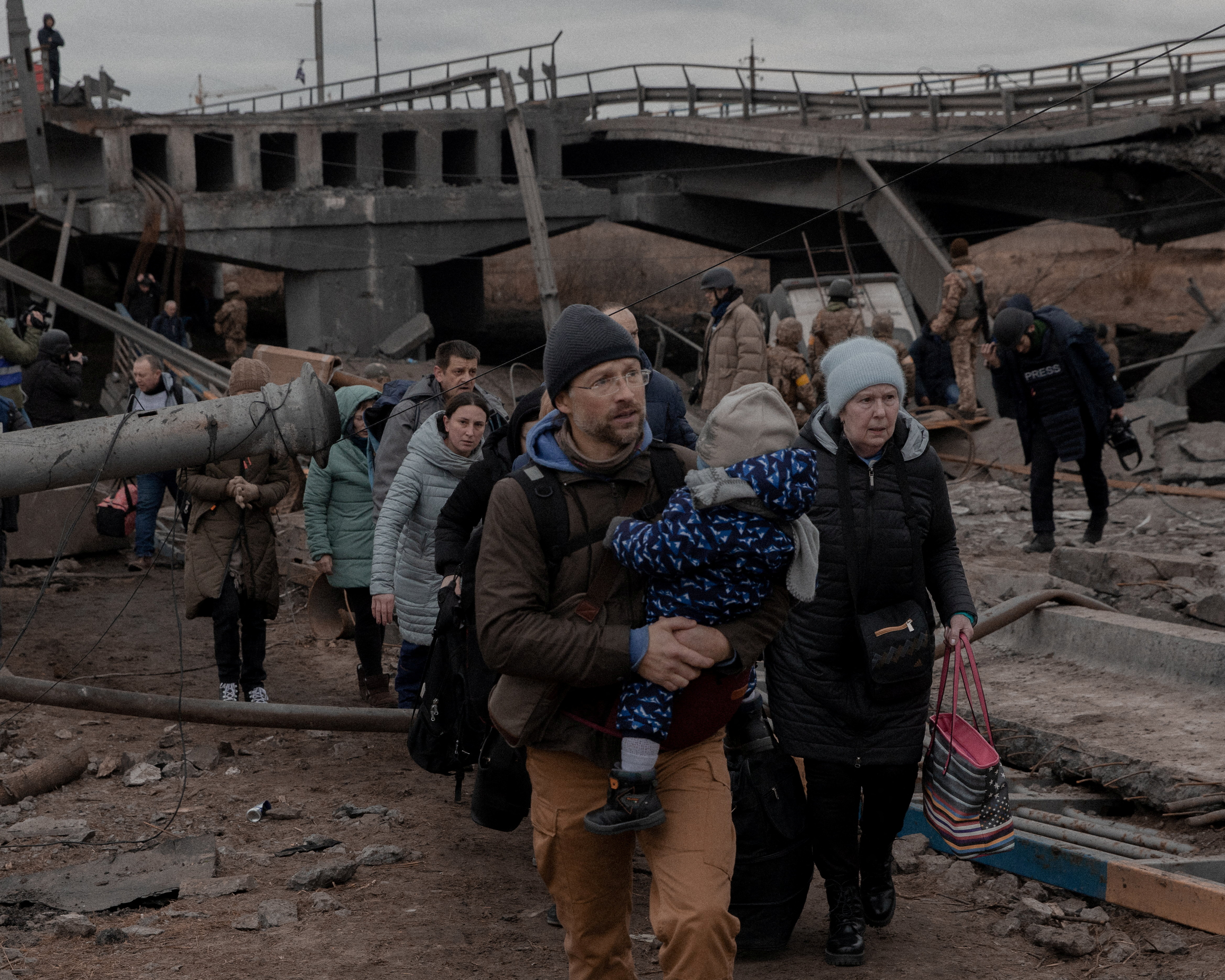 Разбомбили украинцев. Украинские беженцы.