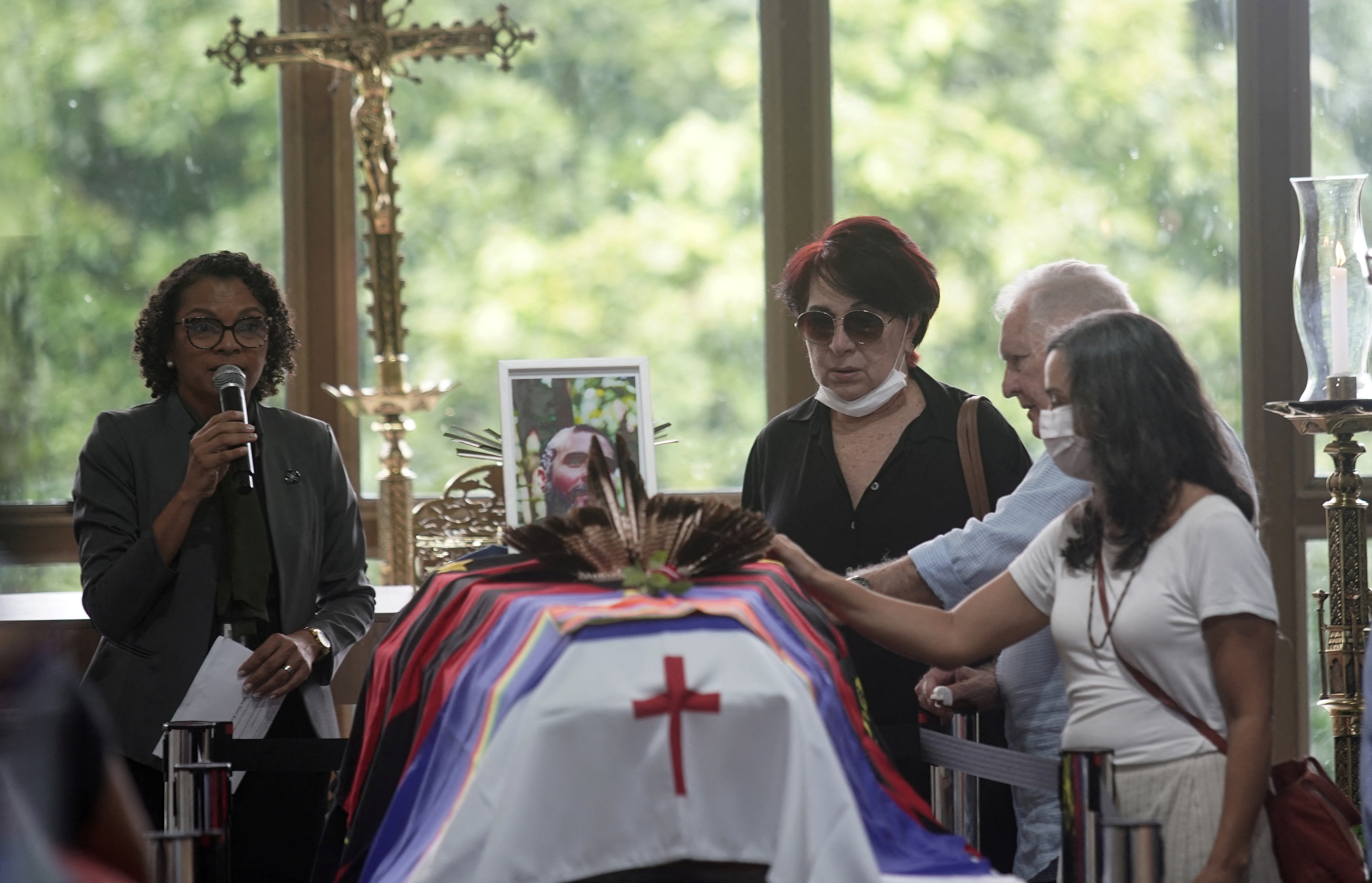 Maria de Graca and Max Pereira, parents of indigenous expert Bruno Pereira mourn during their son’s funeral at the cemetery in Recife