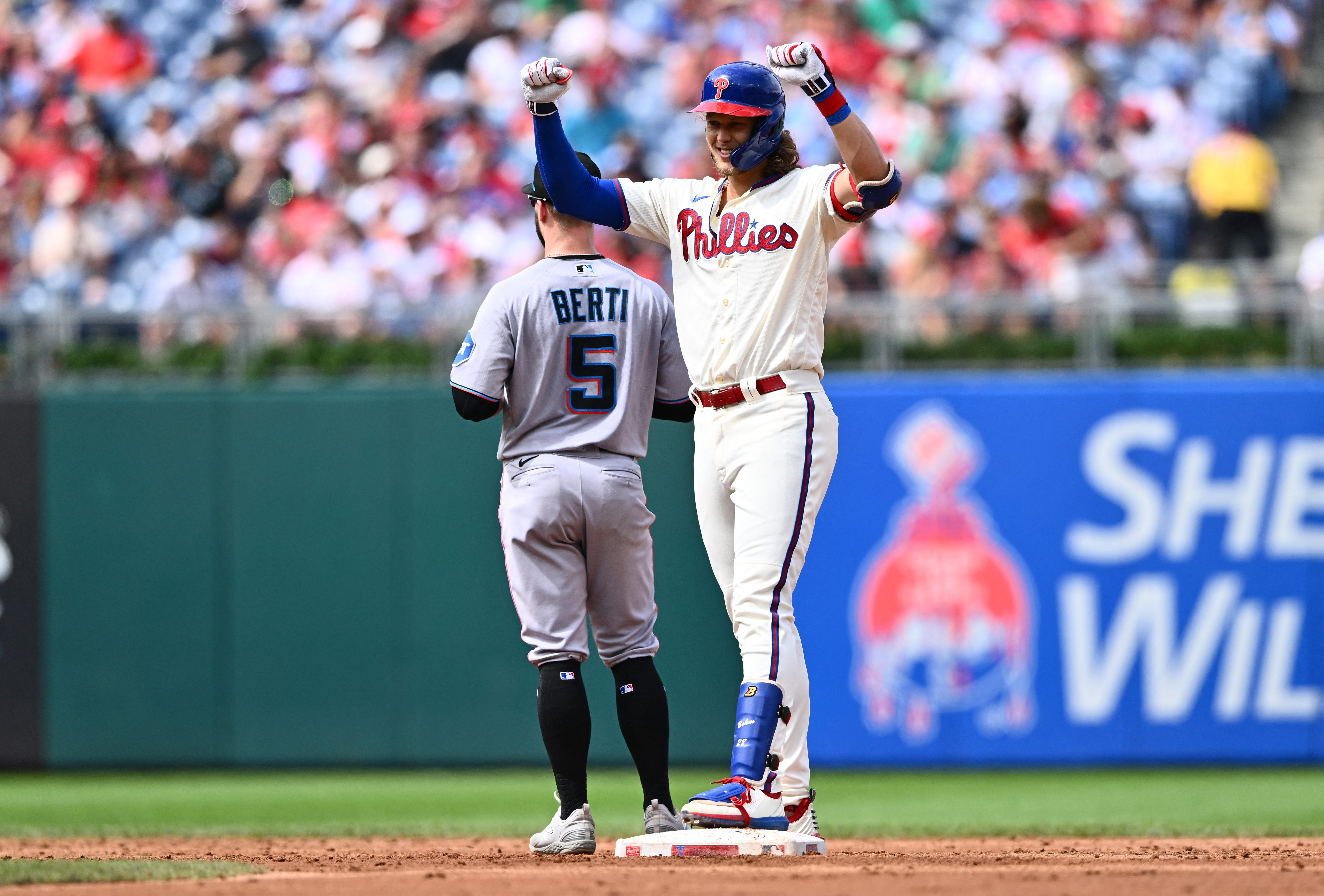 Bryan De La Cruz's two-run homer lifts Marlins past Phillies