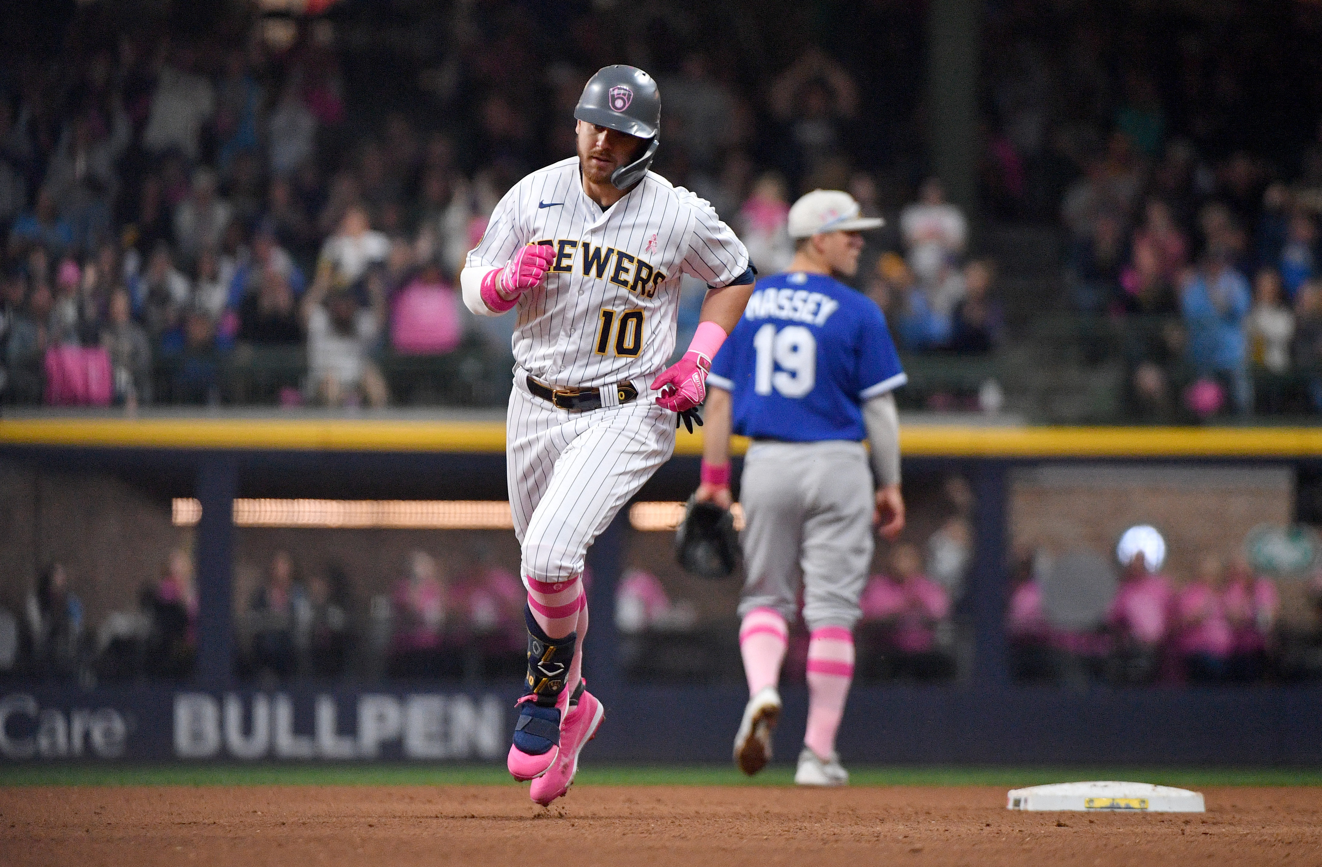 Brewers ride 7-run inning to victory over Royals