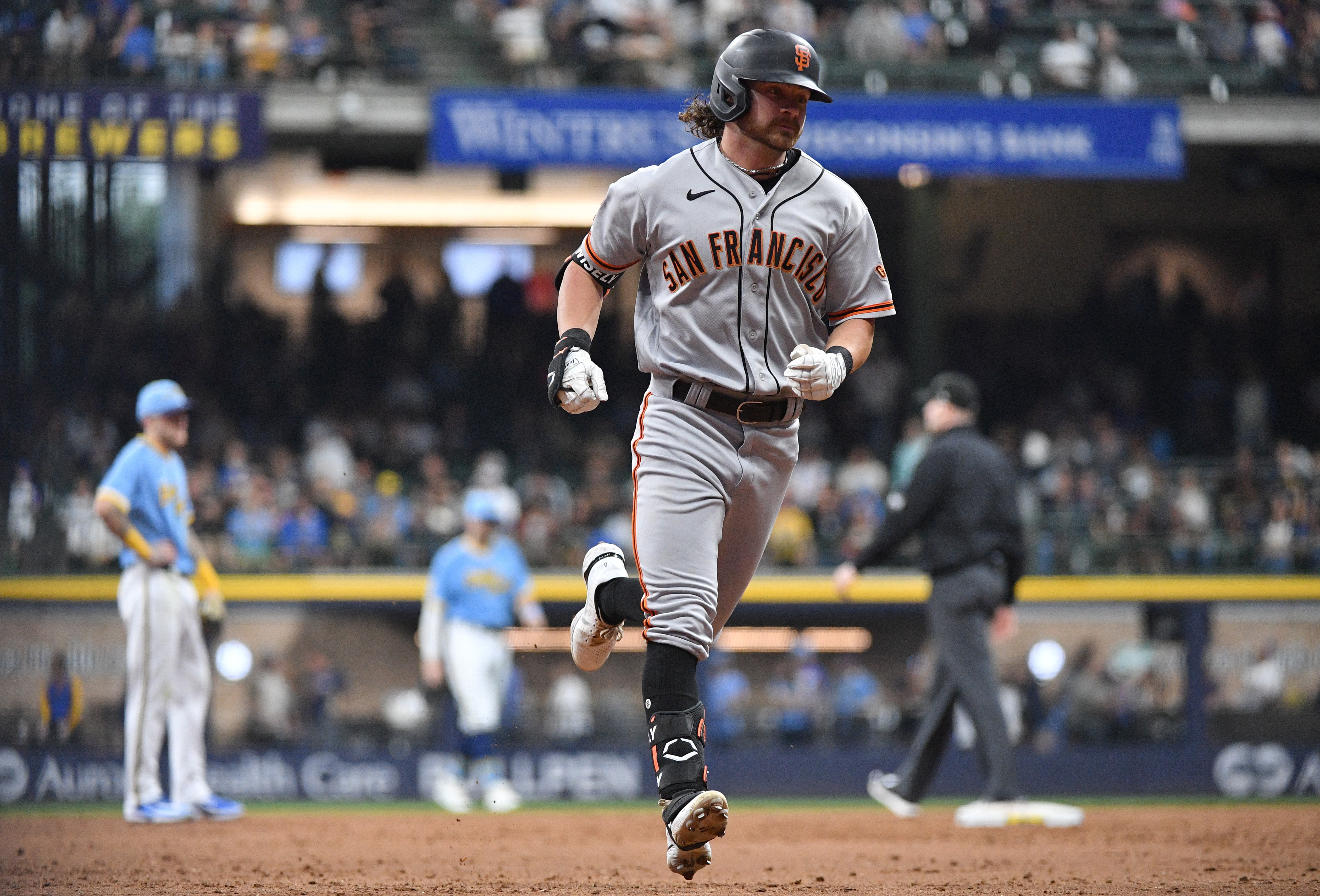 Giants move above .500 with rout of Brewers