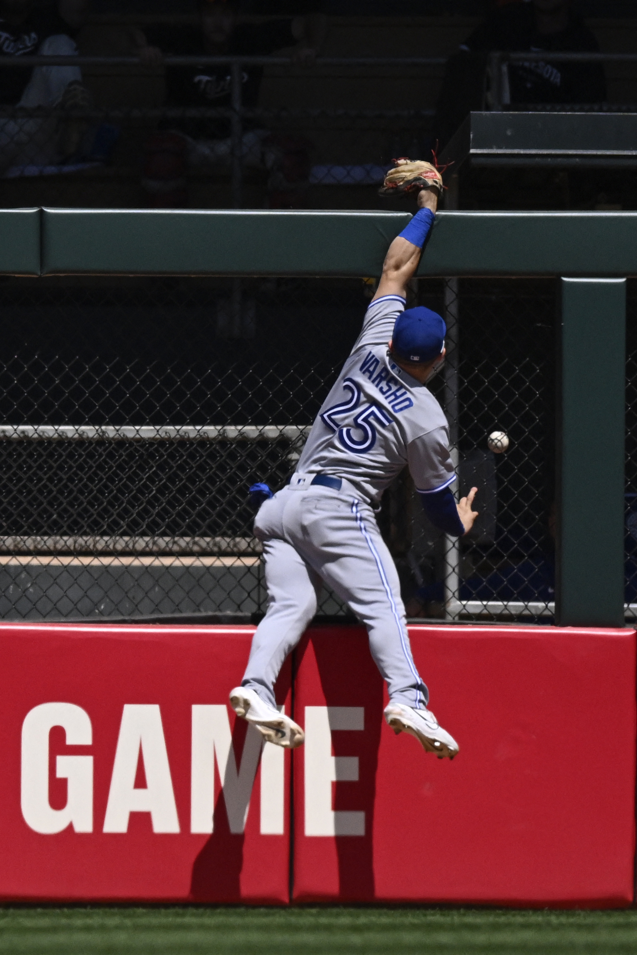 Willi Castro homers twice to propel Twins past Blue Jays