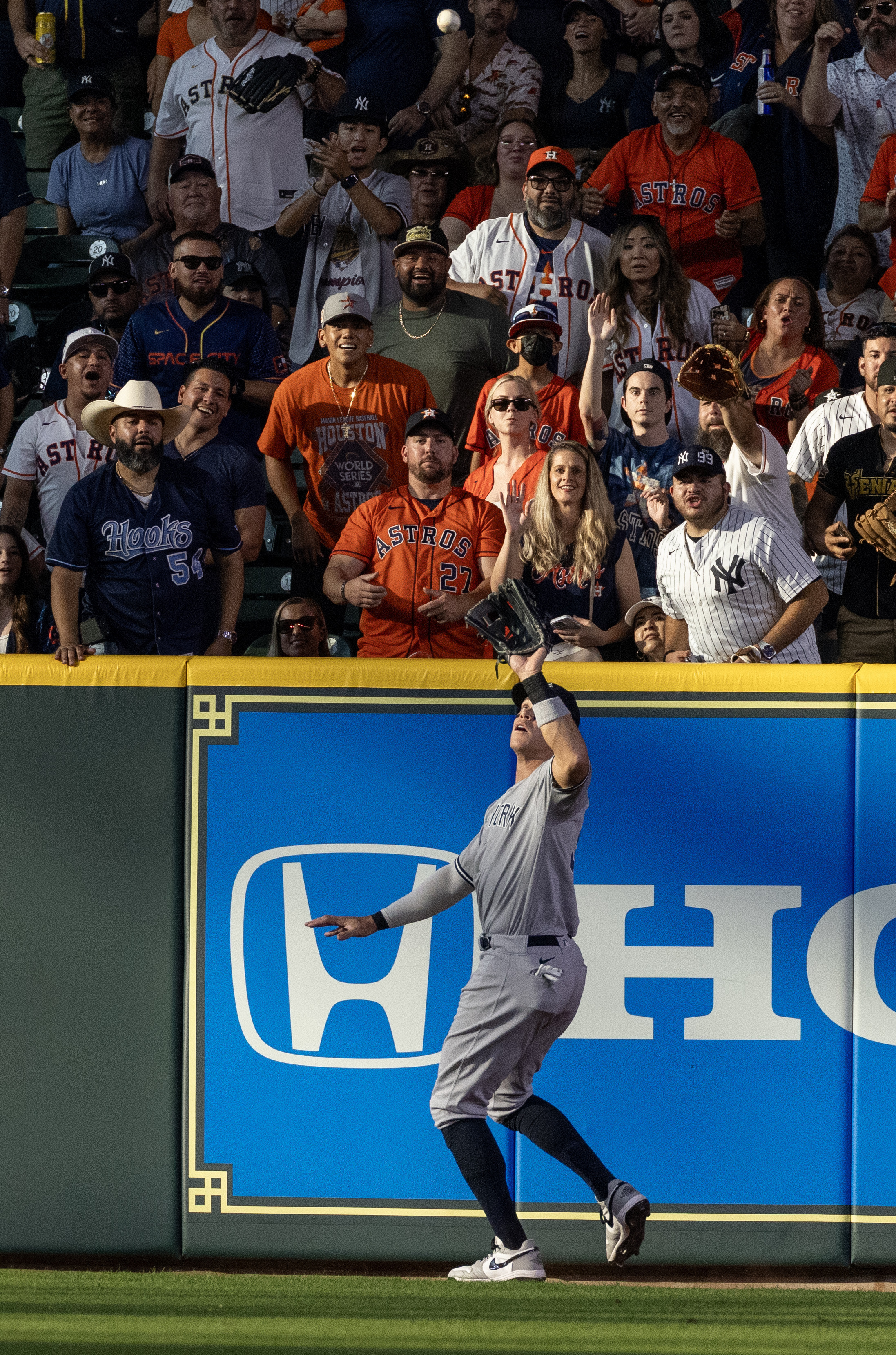 Rookies play key roles as Yanks top Astros