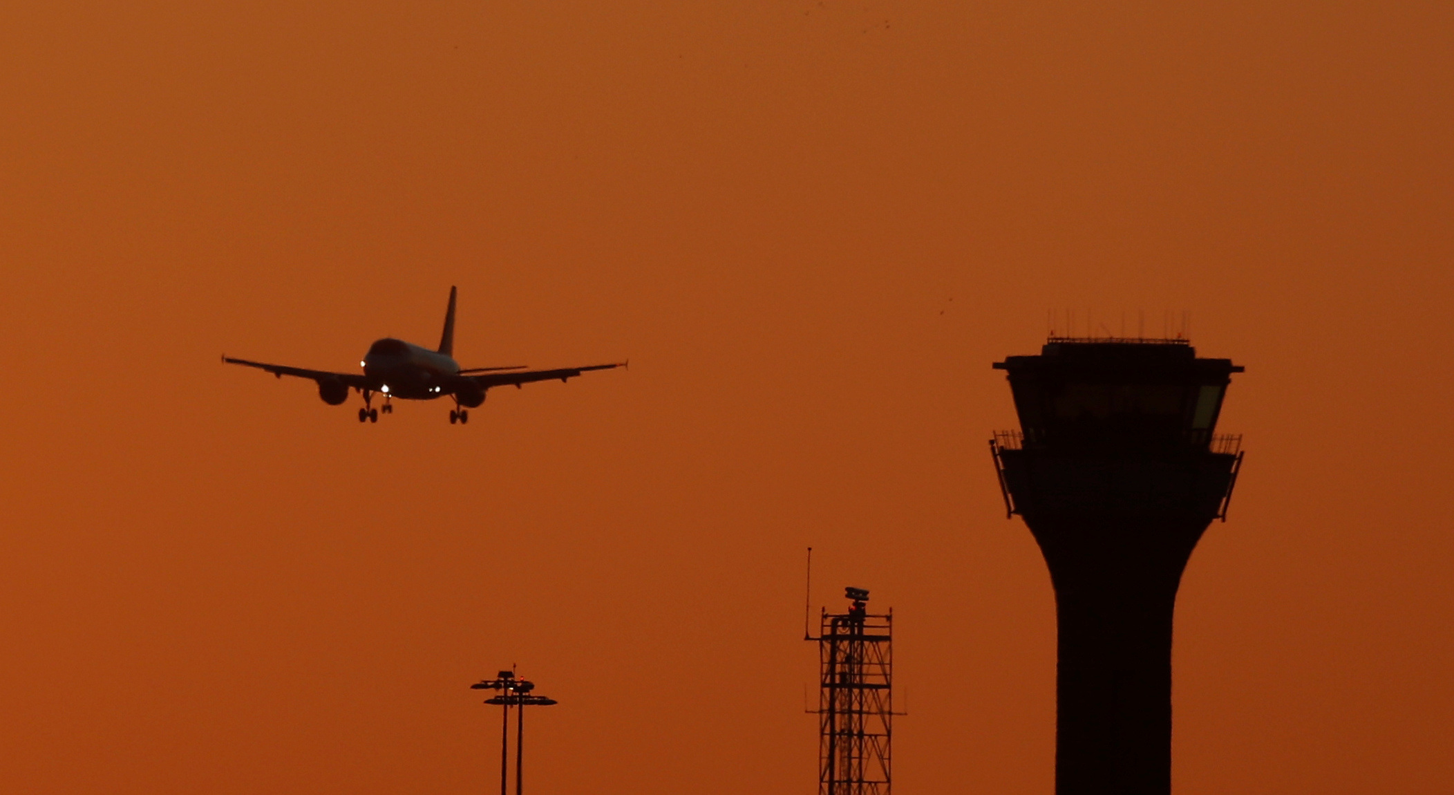 Fly Net Zero, airline, aviation, Airlines have committed to achieving  #FlyNetZero by 2️⃣0️⃣5️⃣0️⃣. Learn about the 4️⃣ key elements that can  support the #aviation industry to meet this