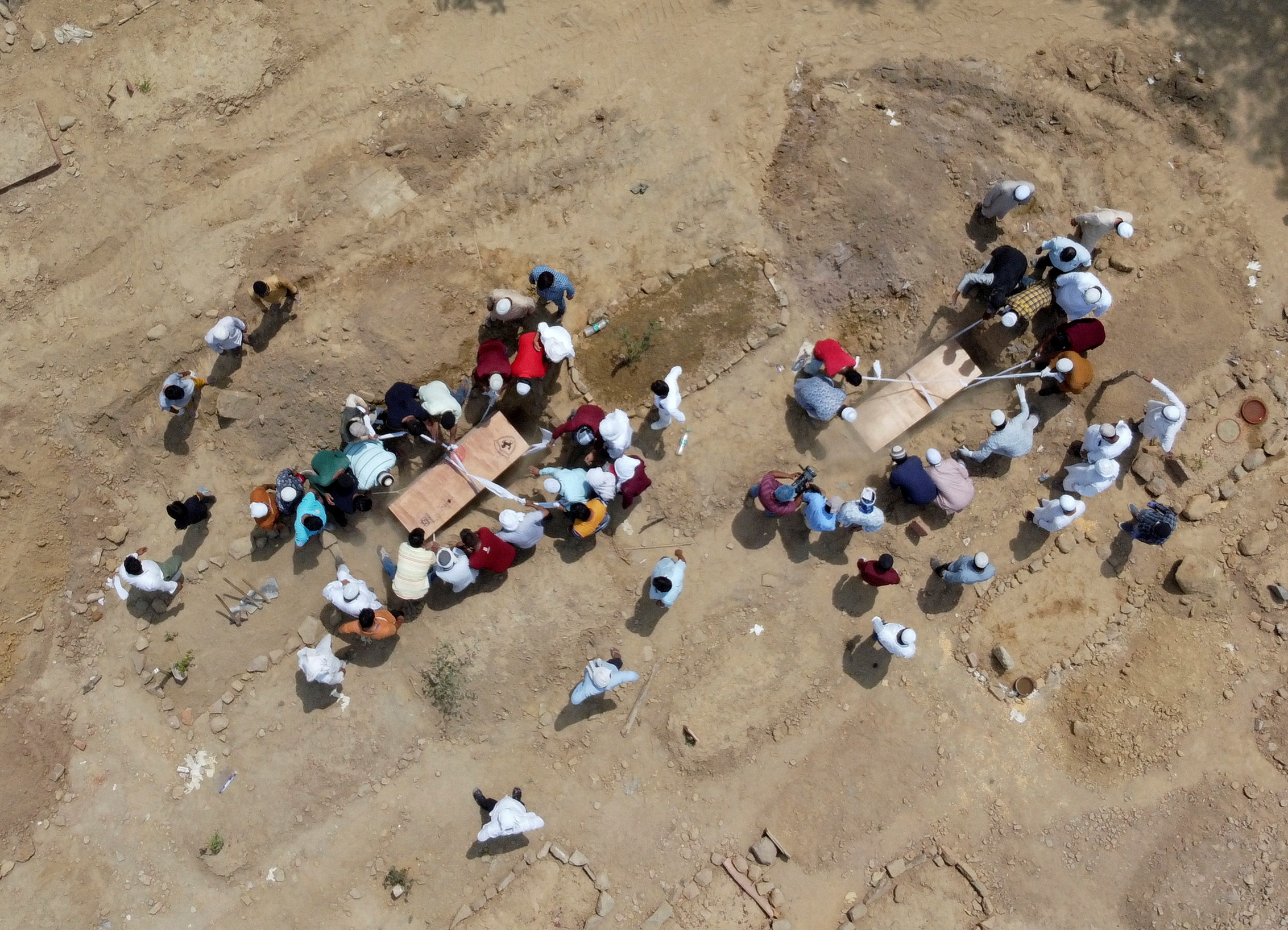 Delhi Covid 19 Cemetery Running Low On Space As Deaths Mount Reuters