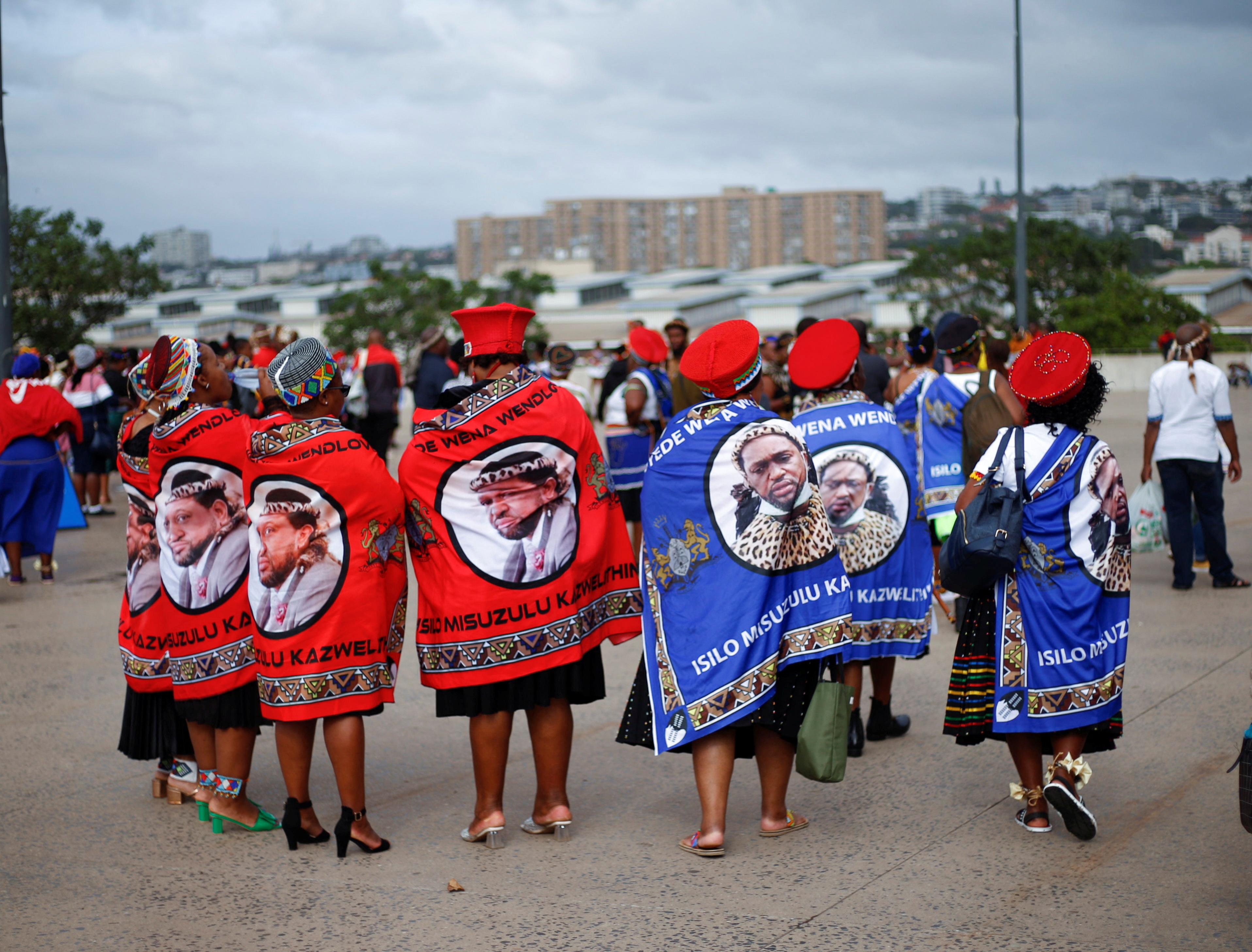 Les partisans du nouveau roi AmaZulu Misuzulu kaZwelithini arrivent avant la cérémonie finale de son couronnement à Durban