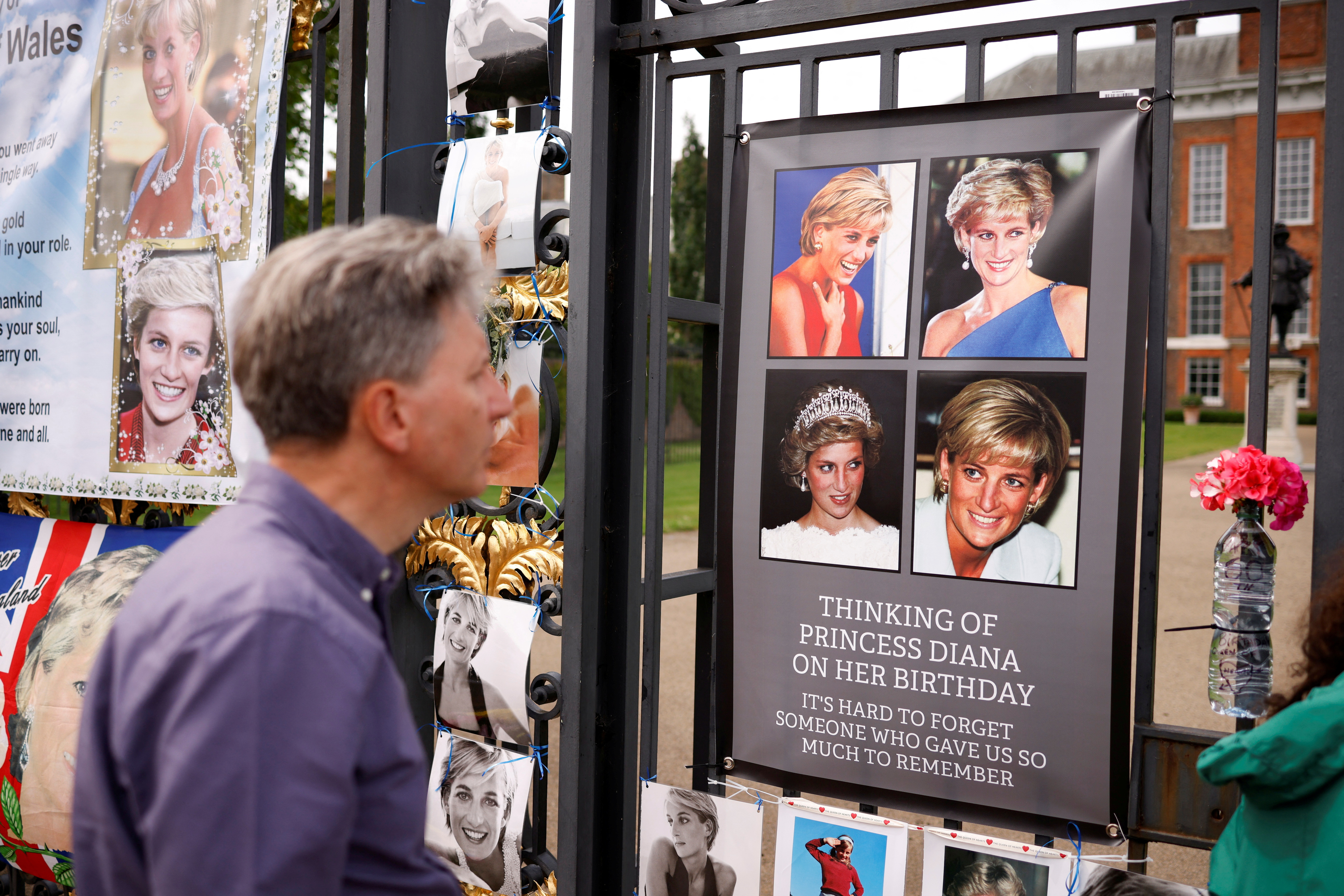 Princess Diana statue installed at Kensington Palace