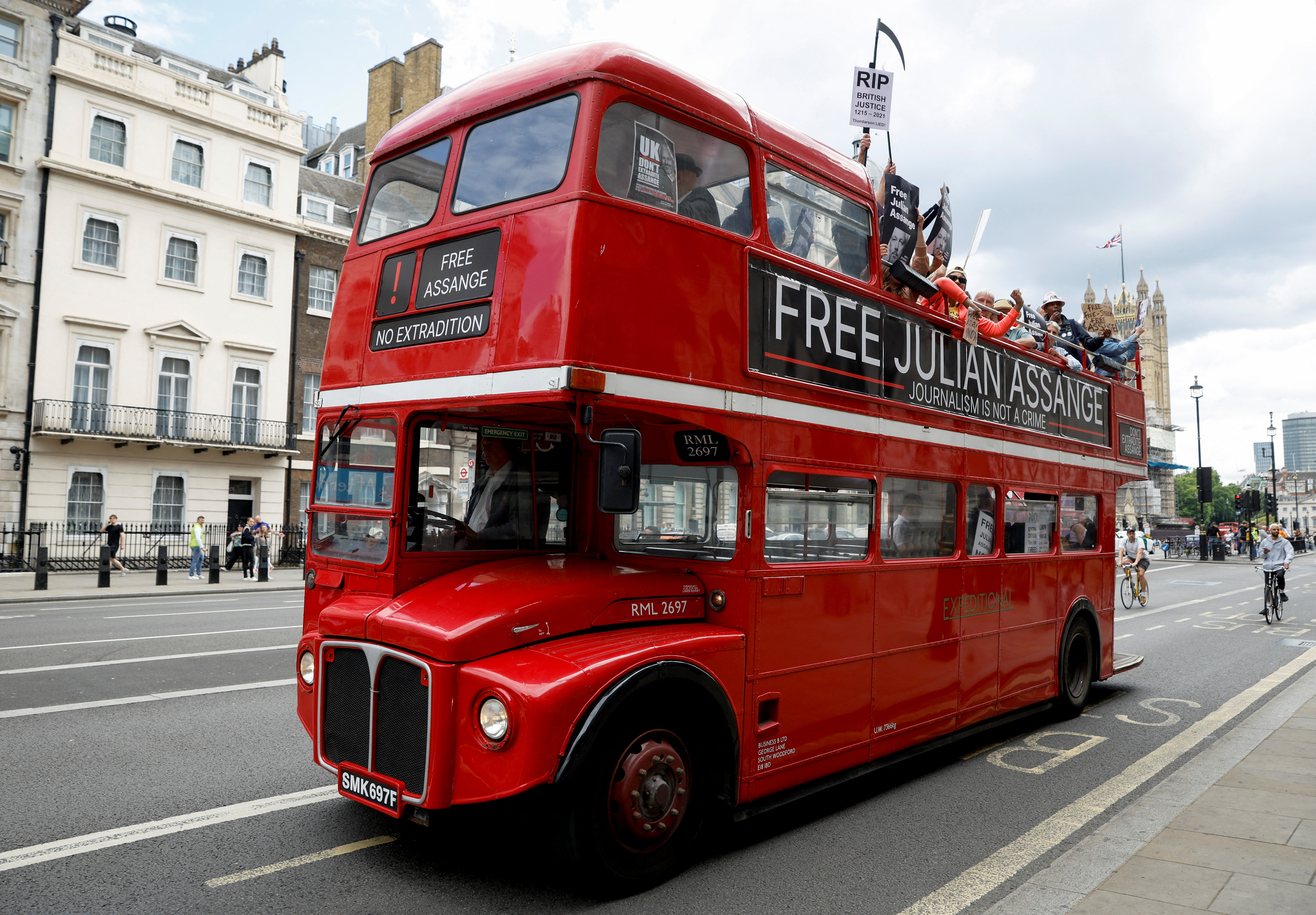 London bus takes Assange protest to the Home Office and Parliament