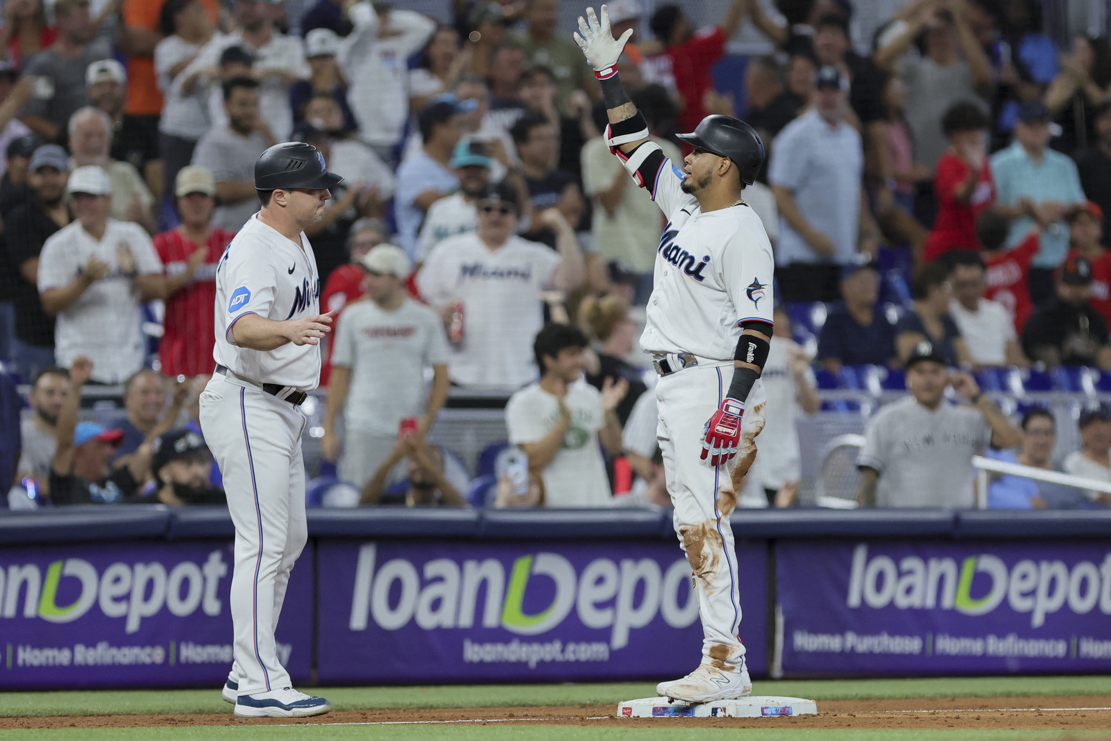 Marlins score five runs in ninth to stun Yankees