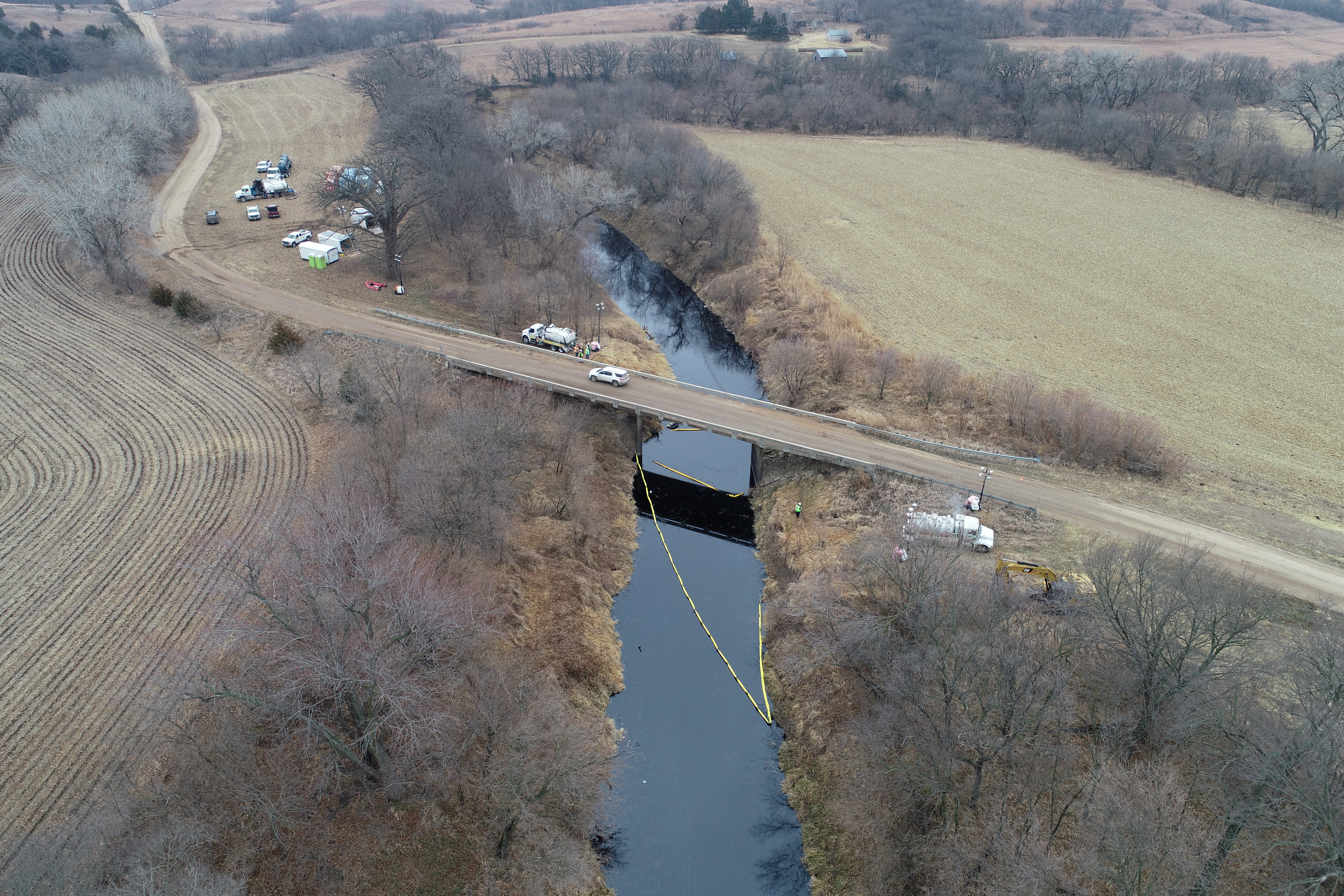 Investigators, cleanup crews begin cleaning up oil pipeline spill in Kansas