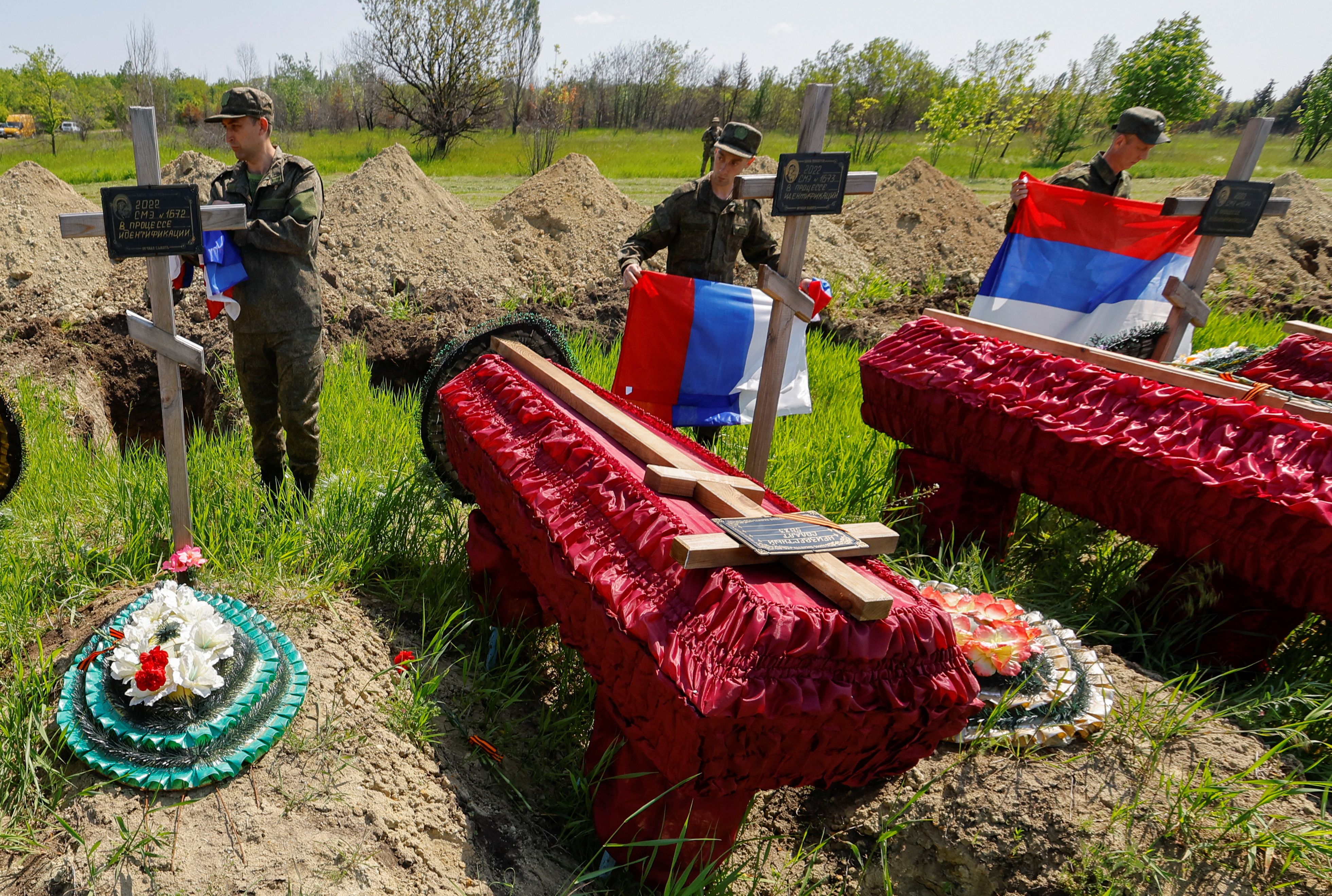 Remains of killed Russian soldiers buried in Luhansk
