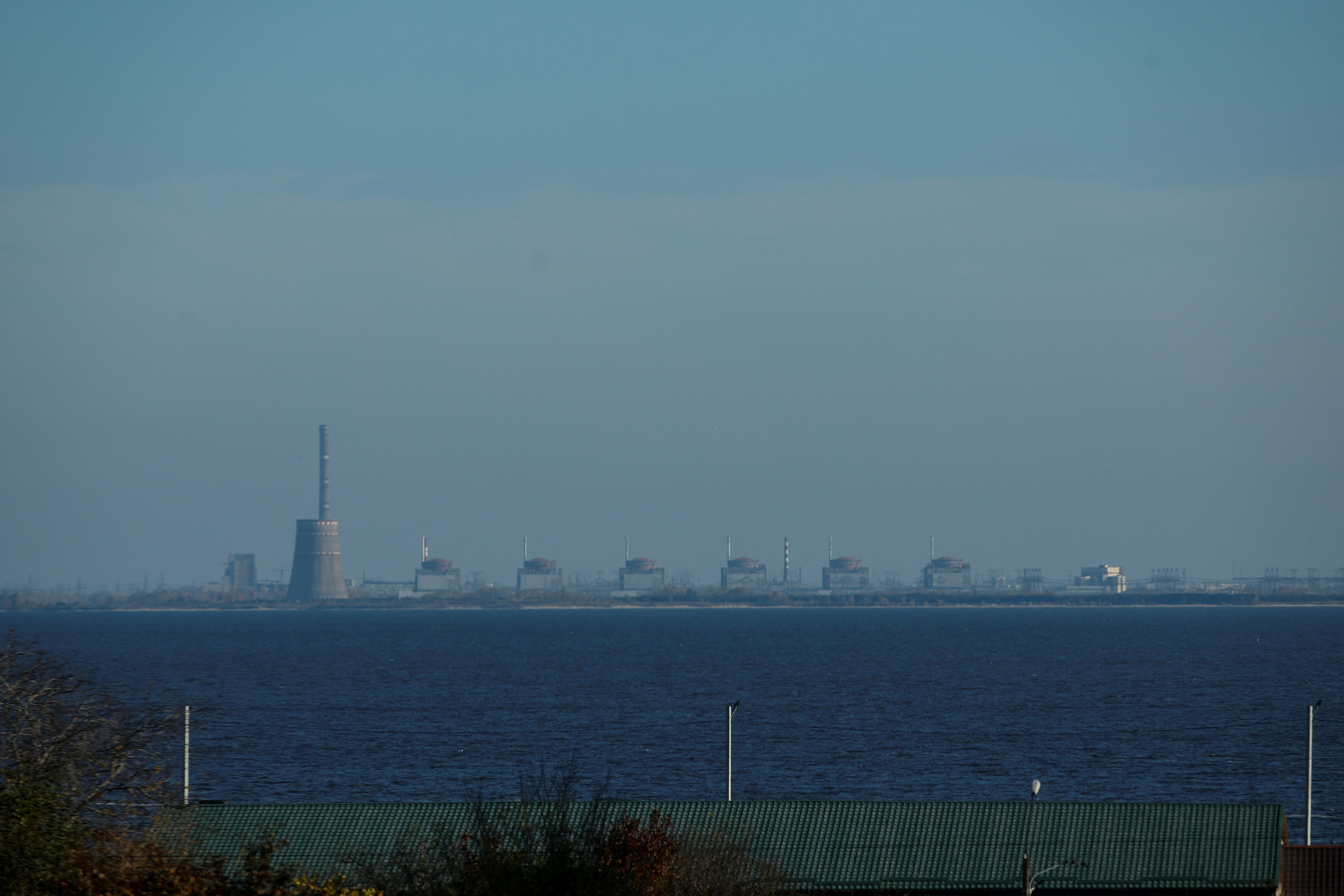 ビューは、ニコポルの町からザポリージャ原子力発電所を示しています